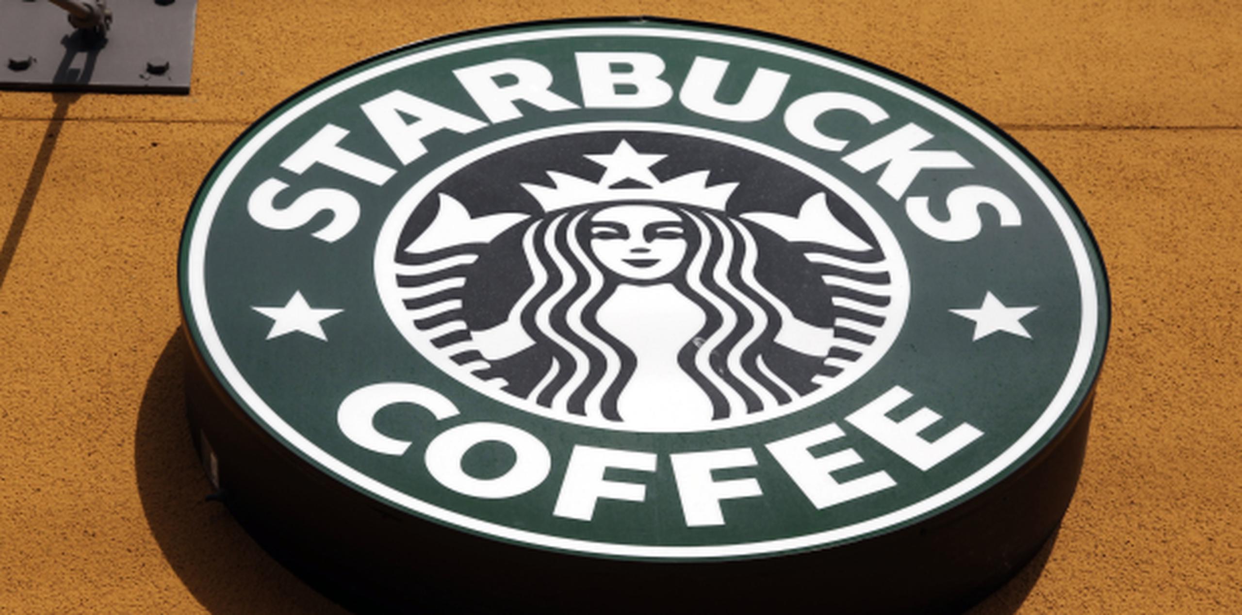 "Un cliente de Starbucks que ordena y paga por una bebida recibe mucho menos de lo promocionado", dice la demandante. (AP)