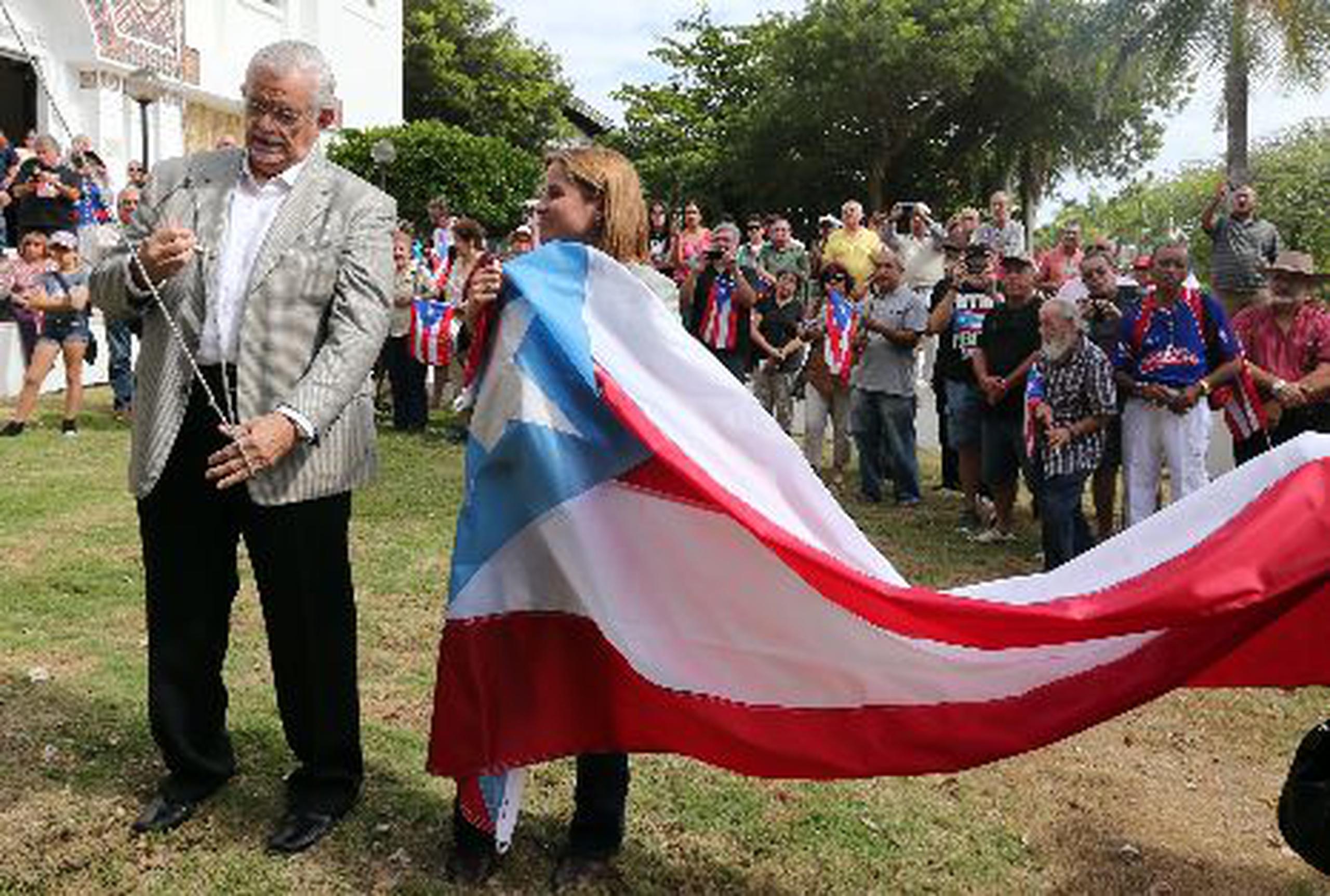  La alcaldesa entrante de San Juan, Carmen Yulín Cruz, se comprometió a cambiar las banderas puertorriqueñas en todas las instalaciones públicas de la capital con la del color azul celeste.&nbsp;<font color="yellow">(wandaliz.vega@gfrmedia.com)</font>