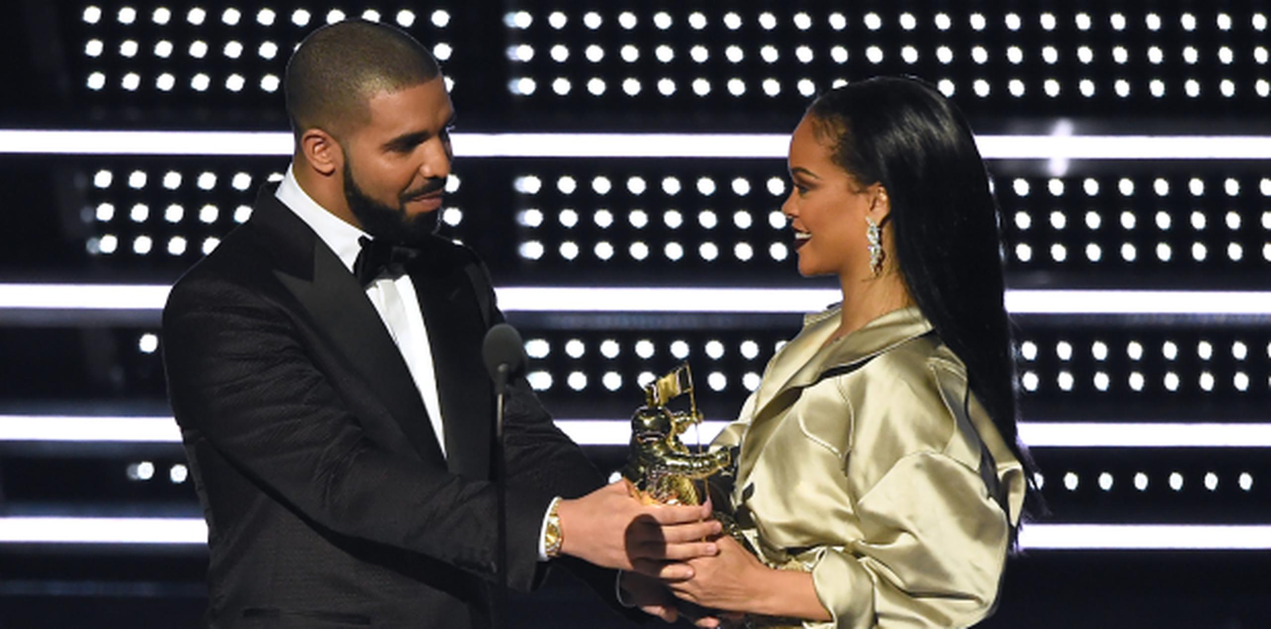 Drake fue elegido por la cadena para entregarle a Rihanna el Michael Jackson Video Vanguard Award como reconocimiento a su carrera. (Prensa Asociada)