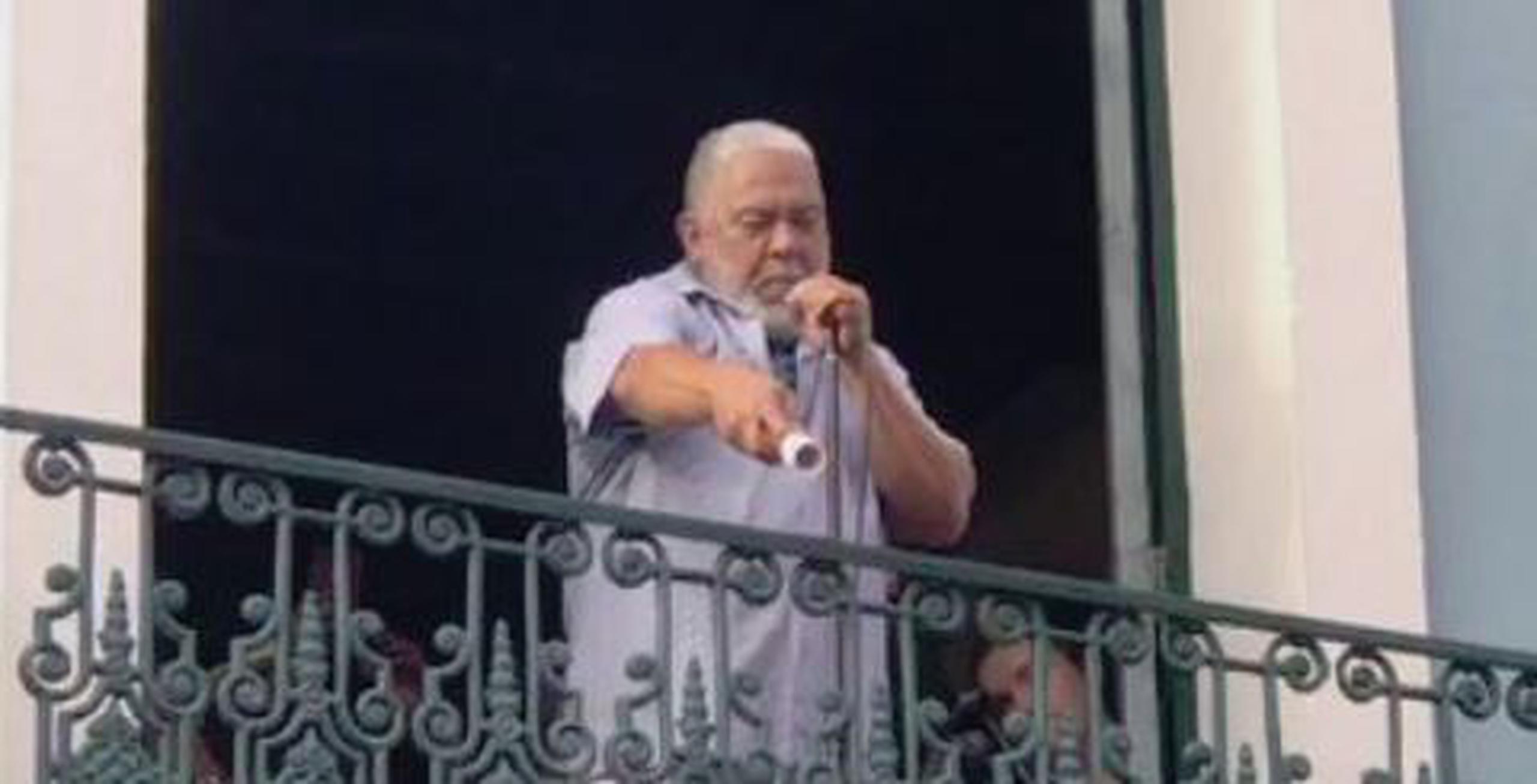Danny Rivera le canta al pueblo en la calle Fortaleza este domingo. (Archivo)