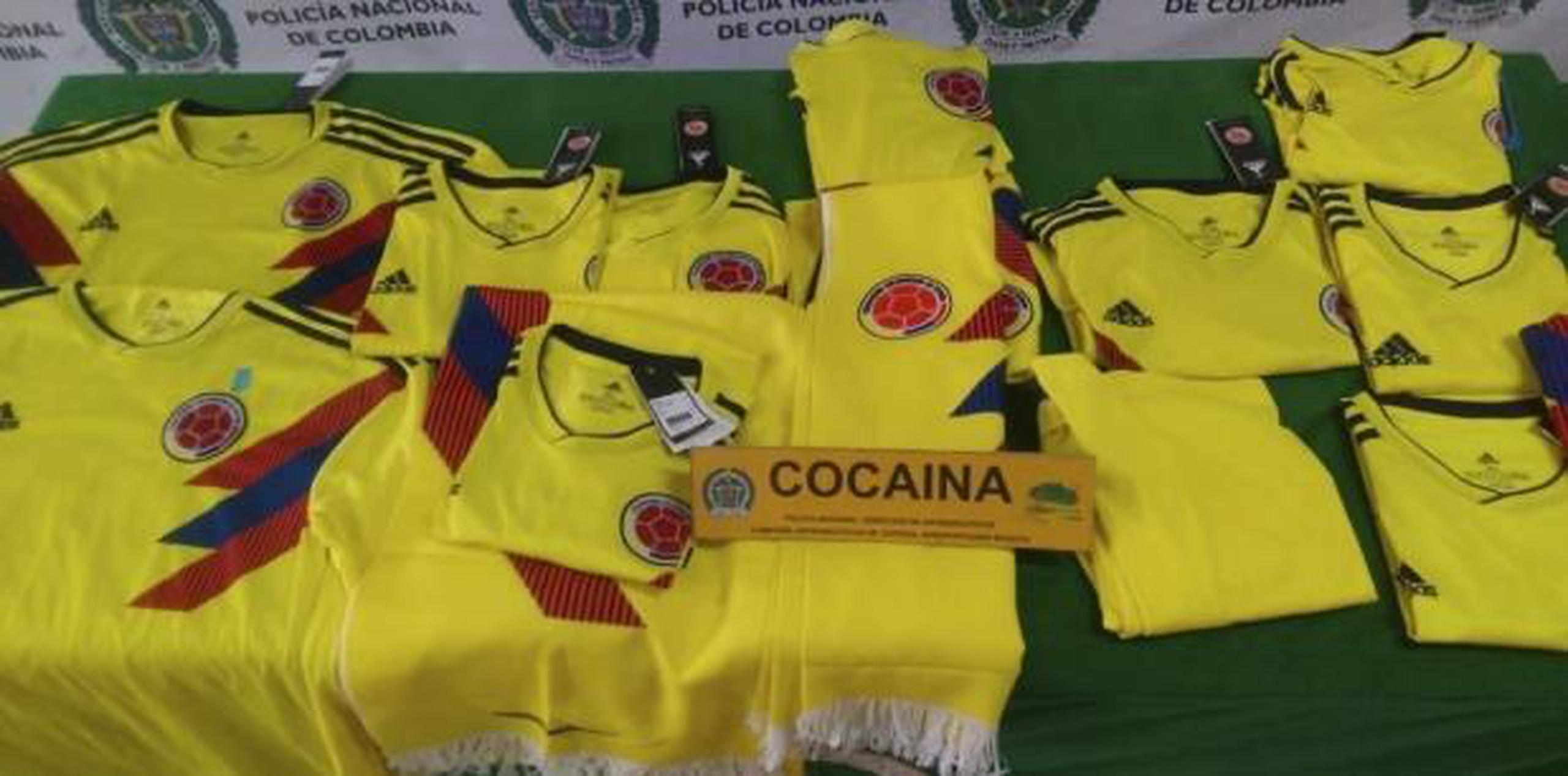 En esta foto suministrada por la Policía Nacional de Colombia se muestra unas réplicas de la camiseta de la selección de Colombia impregnadas con cocaína. (AP)