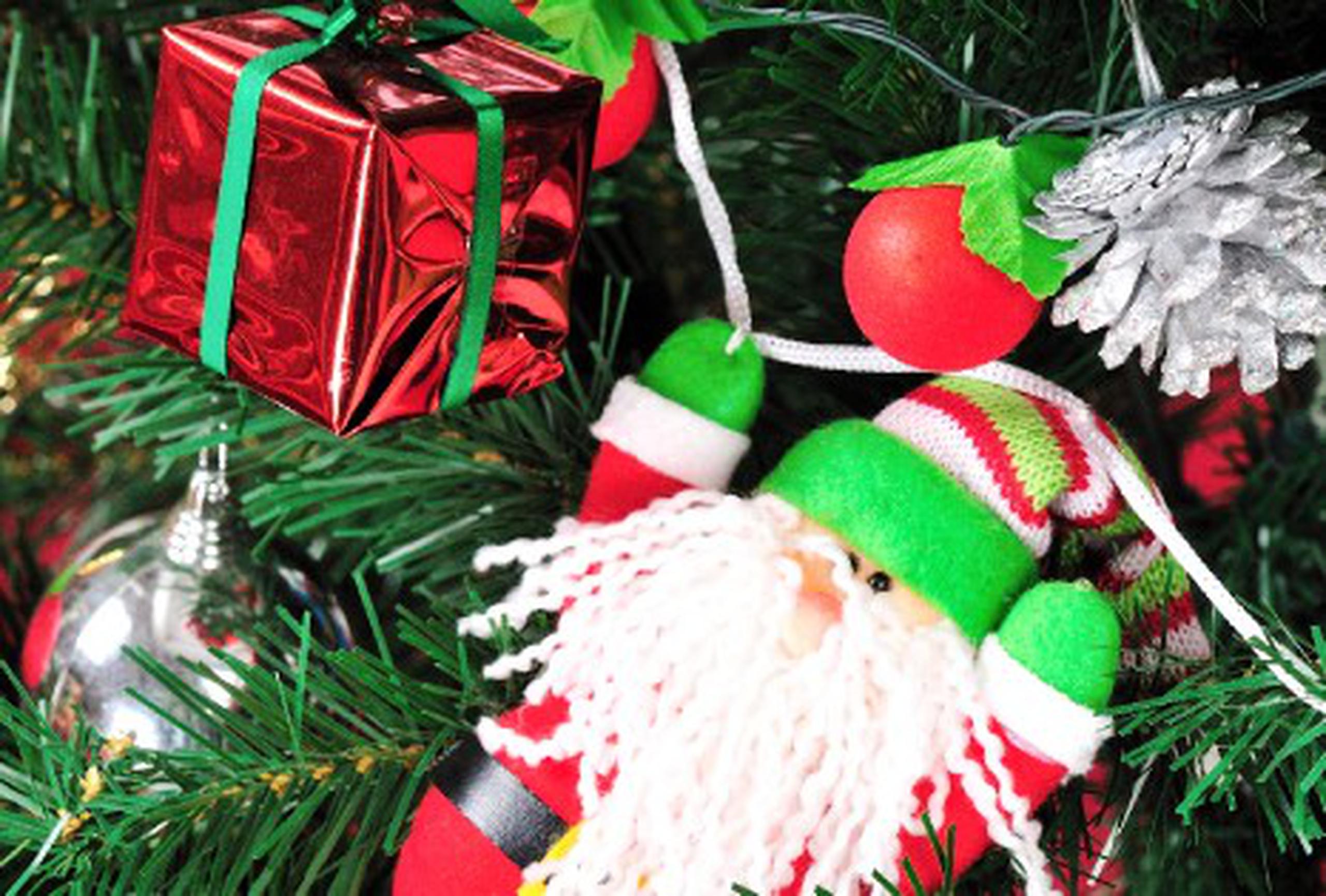 Se recomienda utilizar adornos grandes, como cajas de regalos, conos navideños, muñecos de <i>Santa Claus&nbsp;</i>de diferentes tamaños, espigas, entre otros accesorios.