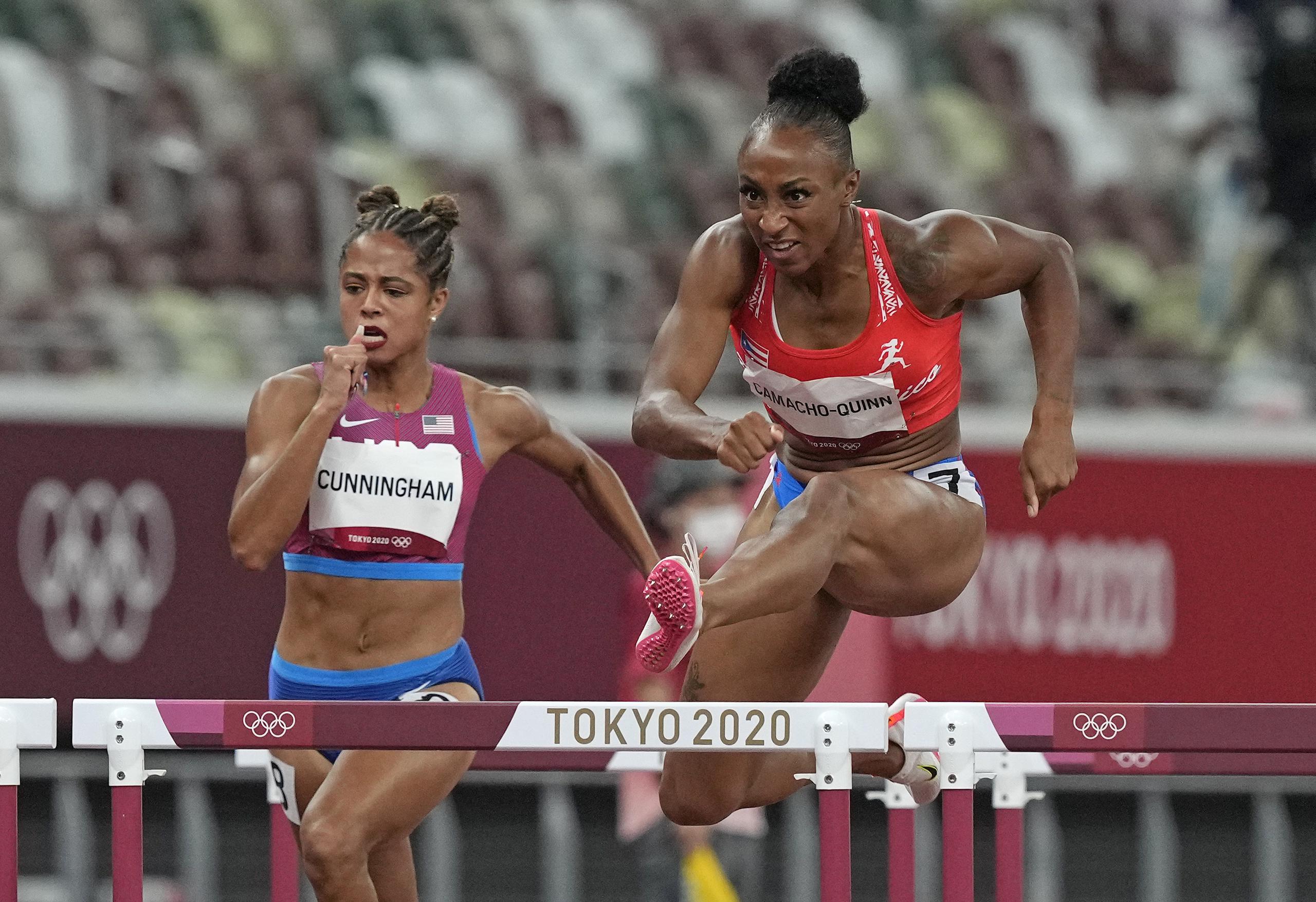 En el evento en que es medallista de oro olímpica, Jasmine Camacho-Quinn debe mantener precisión y ritmo para no derribar alguna valla y estropear su esfuerzo en la carrera.