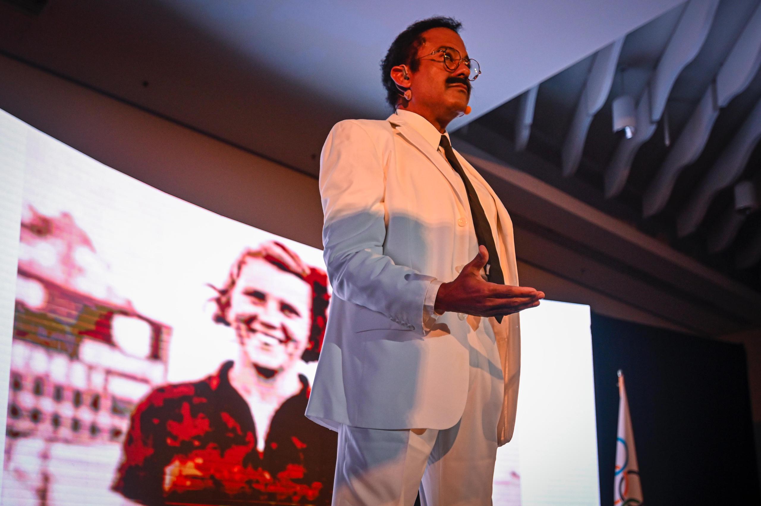 El actor Pedro Telemaco encarna a Julio Enrique Monagas, padre del olimpismo boricua, en la apertura de la Cena Olímpica.