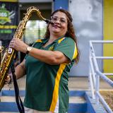 Maribel Lugo se coló en el salón, tomó un saxofón y hoy dirige la Banda Escolar de Guayanilla 