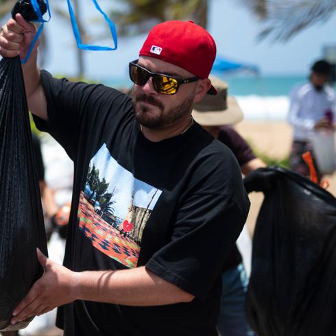 Ciudadanos limpian playas en respuesta al llamado de Bad Bunny