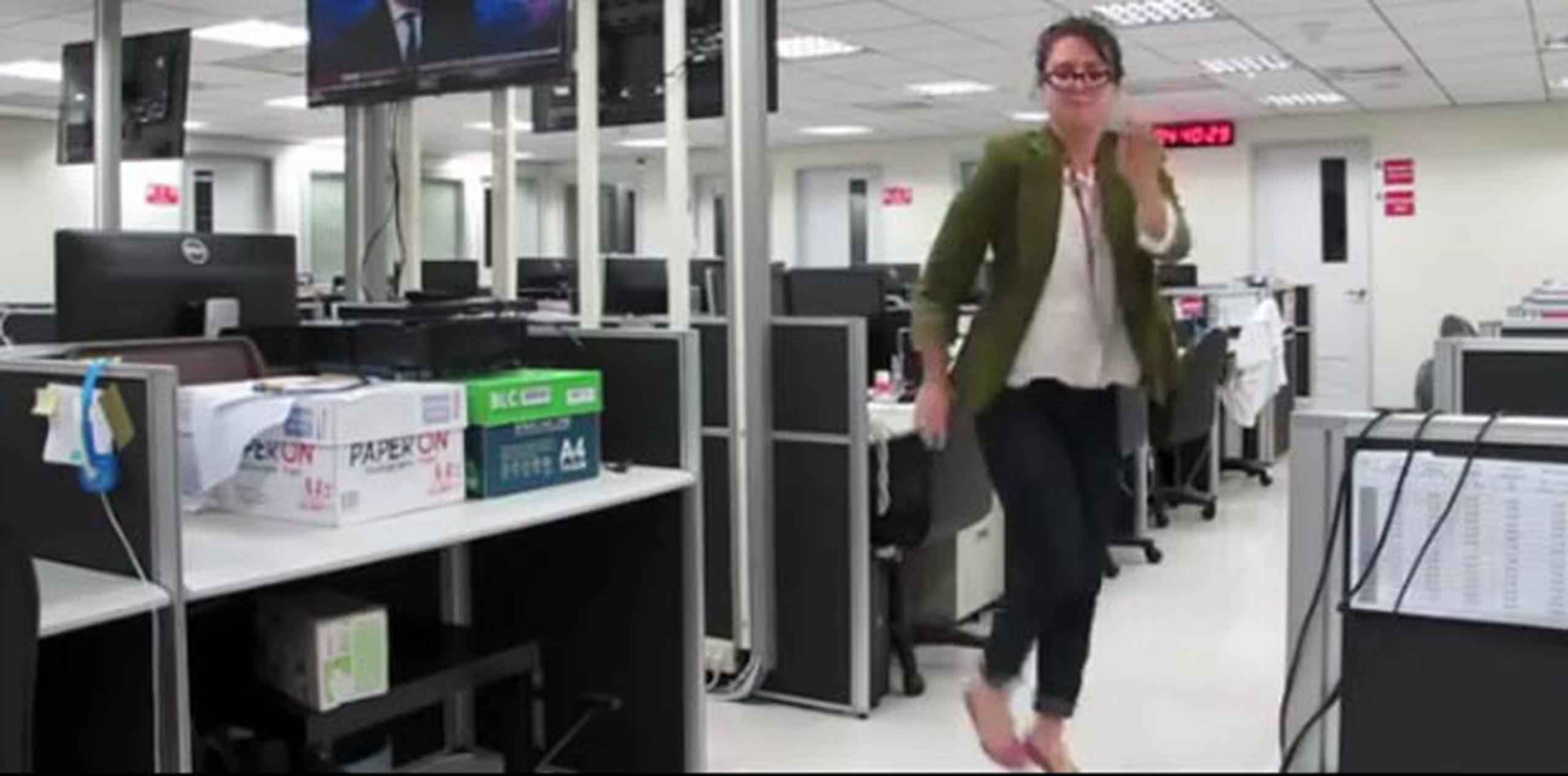 Baila alrededor de la oficina al son de la canción “Gone”, de Kanye West. (Youtube)