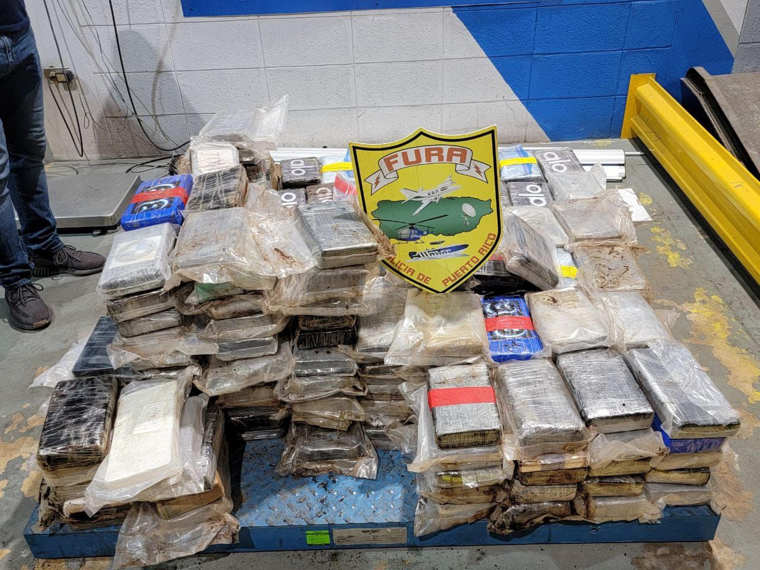 El Negociado de Fuerzas Unidas Rápida Acción (NFURA), intervino con el conductor de una camioneta que arrastraba una yola en la que se ocupó un cargamento de cocaína valorado en $3 millones.