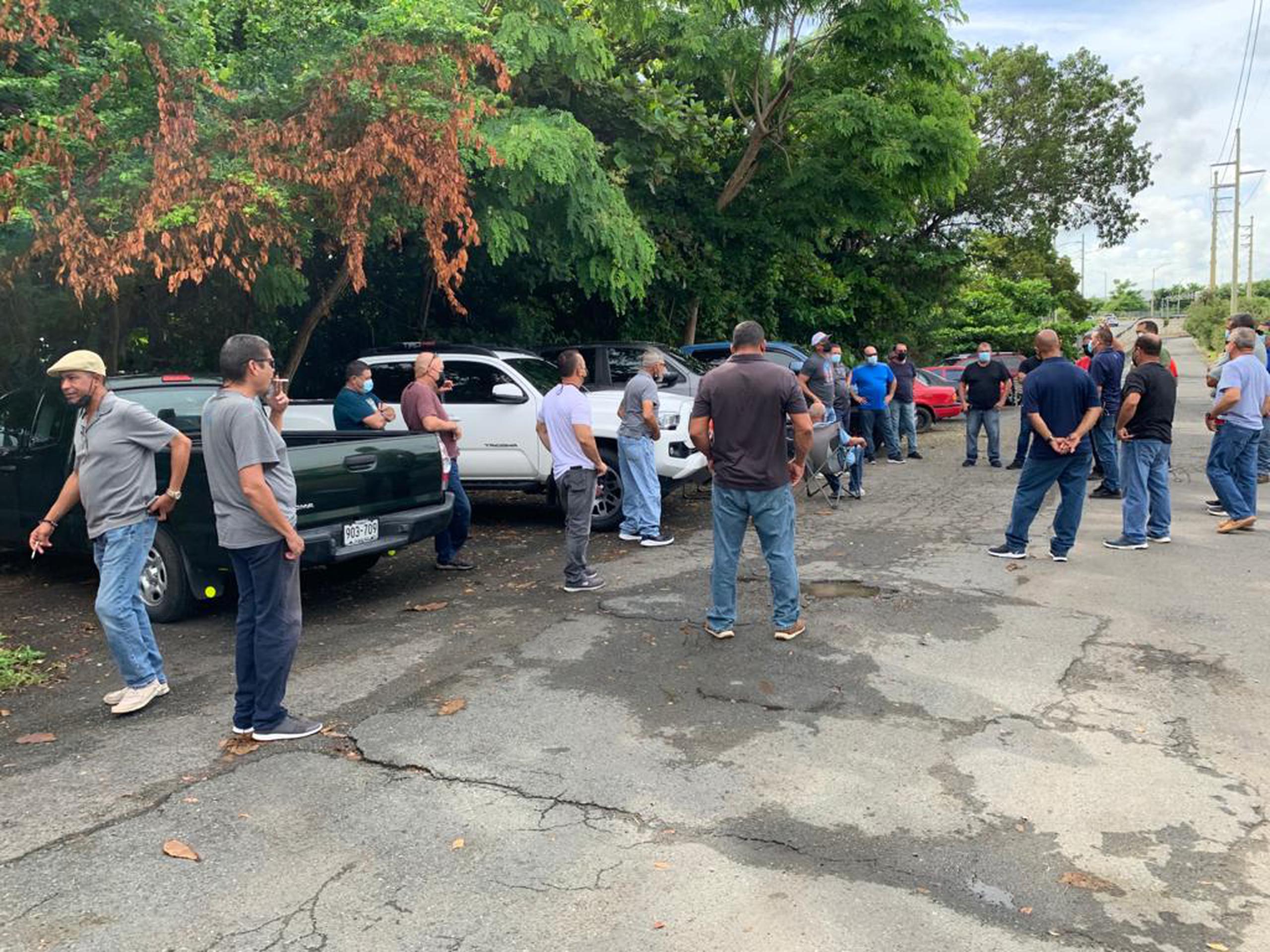 Empleados transferidos desde la AEE al DTOP aguardaban en un estacionamiento de una instalación en Río Piedras en lo que se le asignaban tareas.