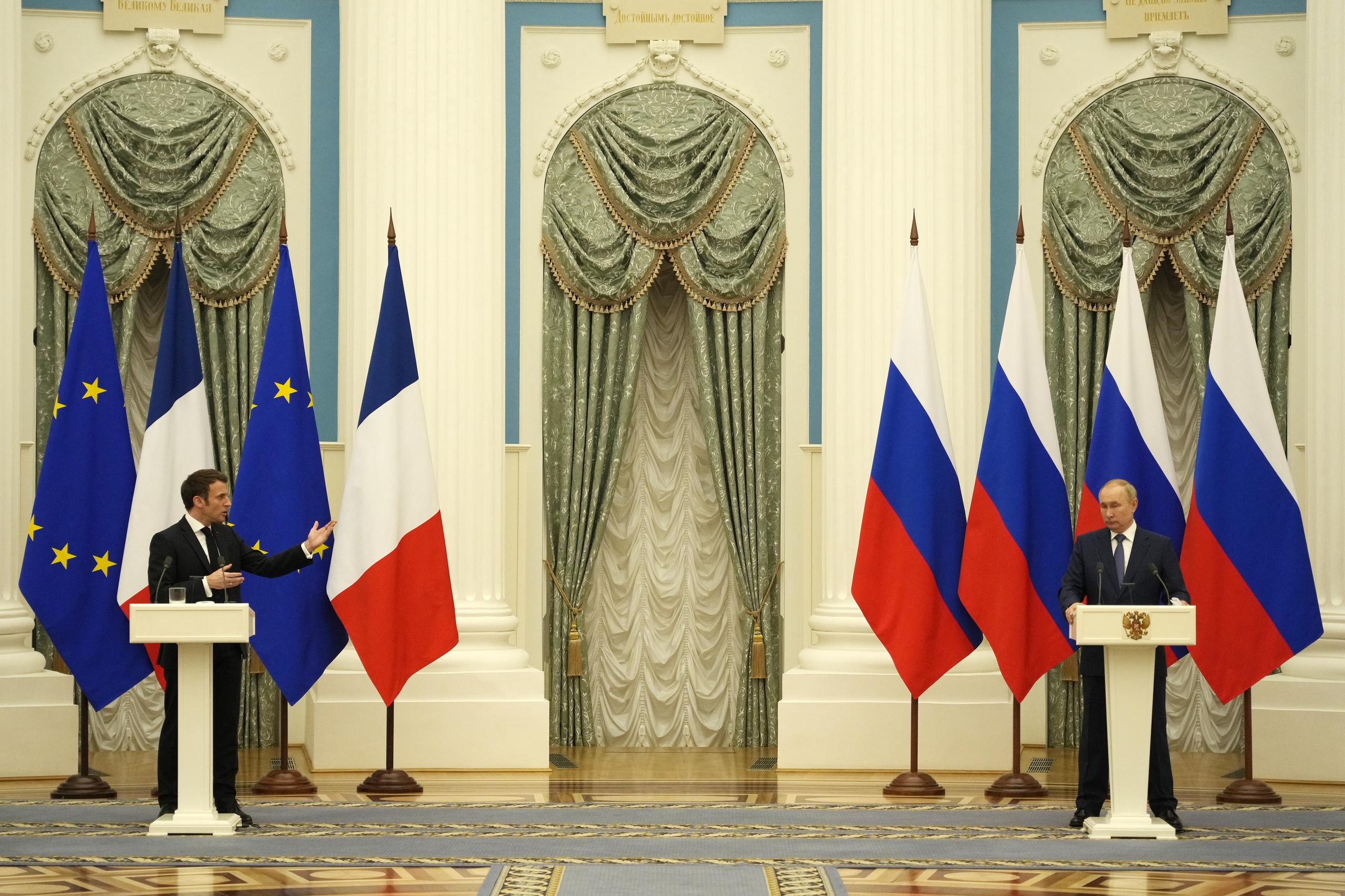 Emmanuel Macron dijo que los asesores presidenciales de Francia, Alemania, Rusia y Ucrania se reunirán el jueves en Berlín para discutir los próximos pasos. El diálogo es la única manera de mitigar las tensiones, pero “los resultados tomarán tiempo”, dijo.