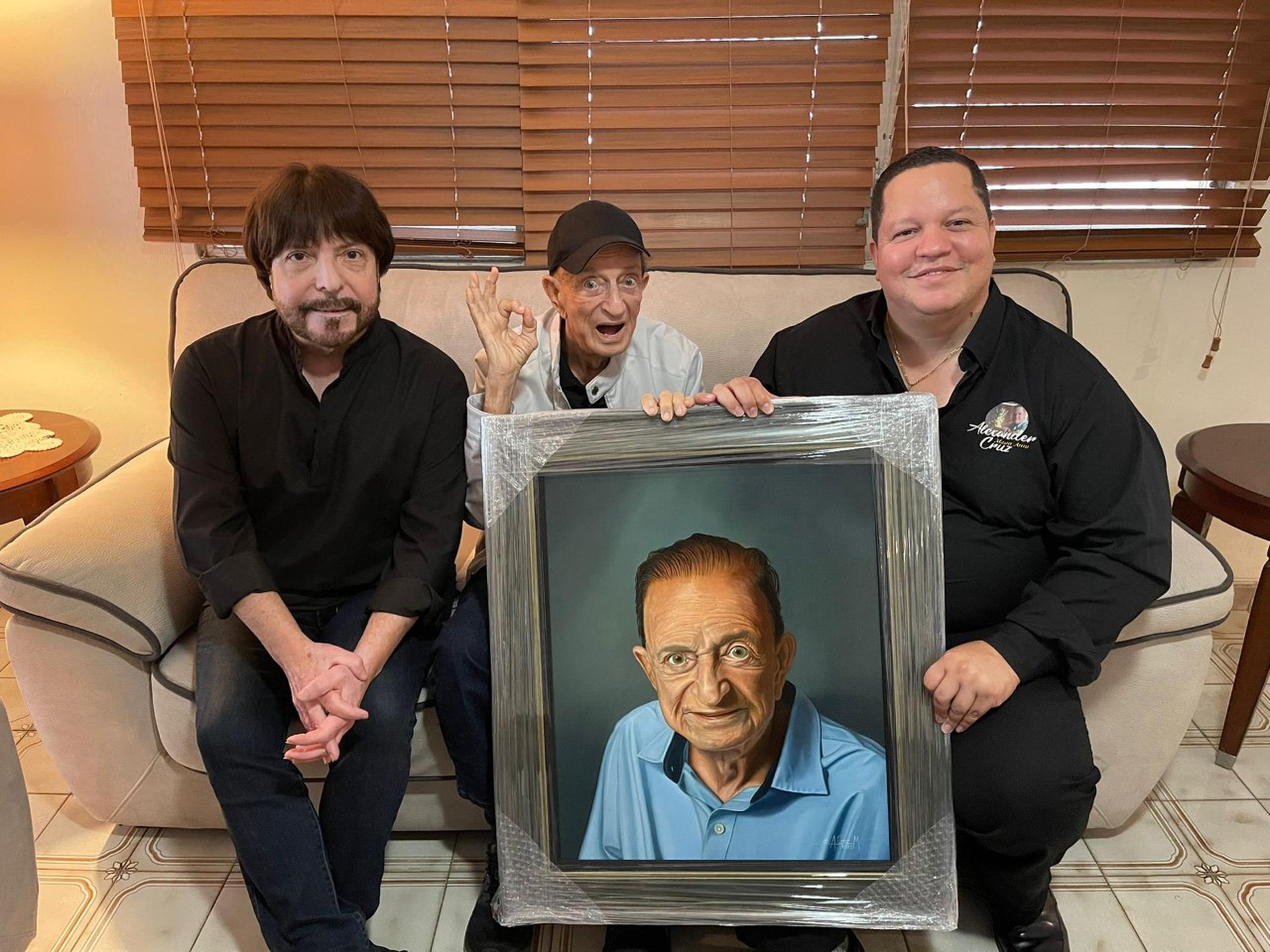 En la foto, Lou Briel, Yoyo Boing y el pintor Alexander Cruz.