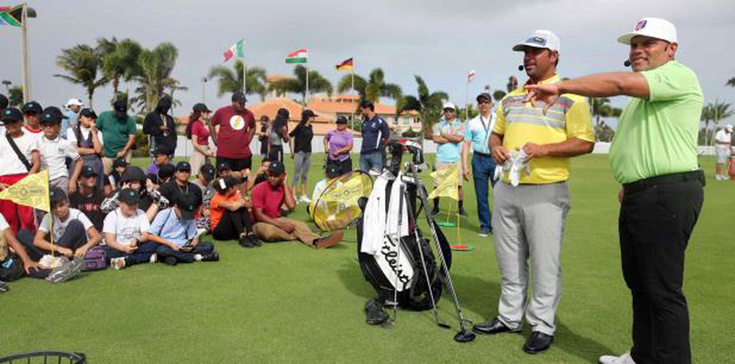 Rafa Campos e Iván Rodríguez ofrecen clínicas de golf a un grupo de estudiantes del sistema público del País, previo al inicio del P.R. Open. (Juan Luis Martínez Pérez / juan.martinez@gfrmedia.com)