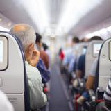 Mujer se niega a cambiar asiento en avión para que niño se siente junto a sus padres y abre tremendo debate