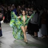 Jennifer López revela detalles detrás de su icónico vestido Versace