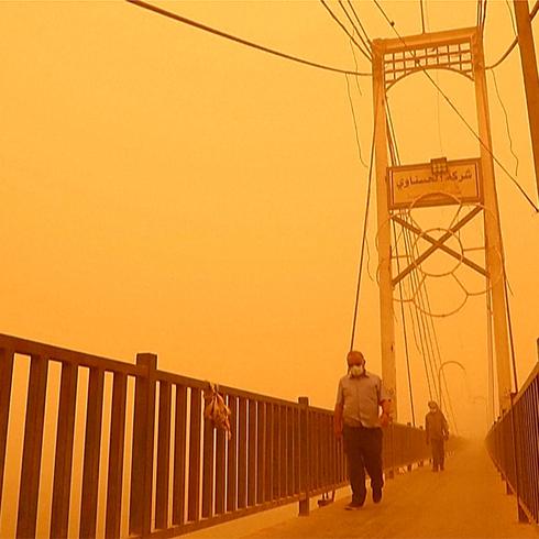 Impactante polvo anaranjado sofoca a Irak