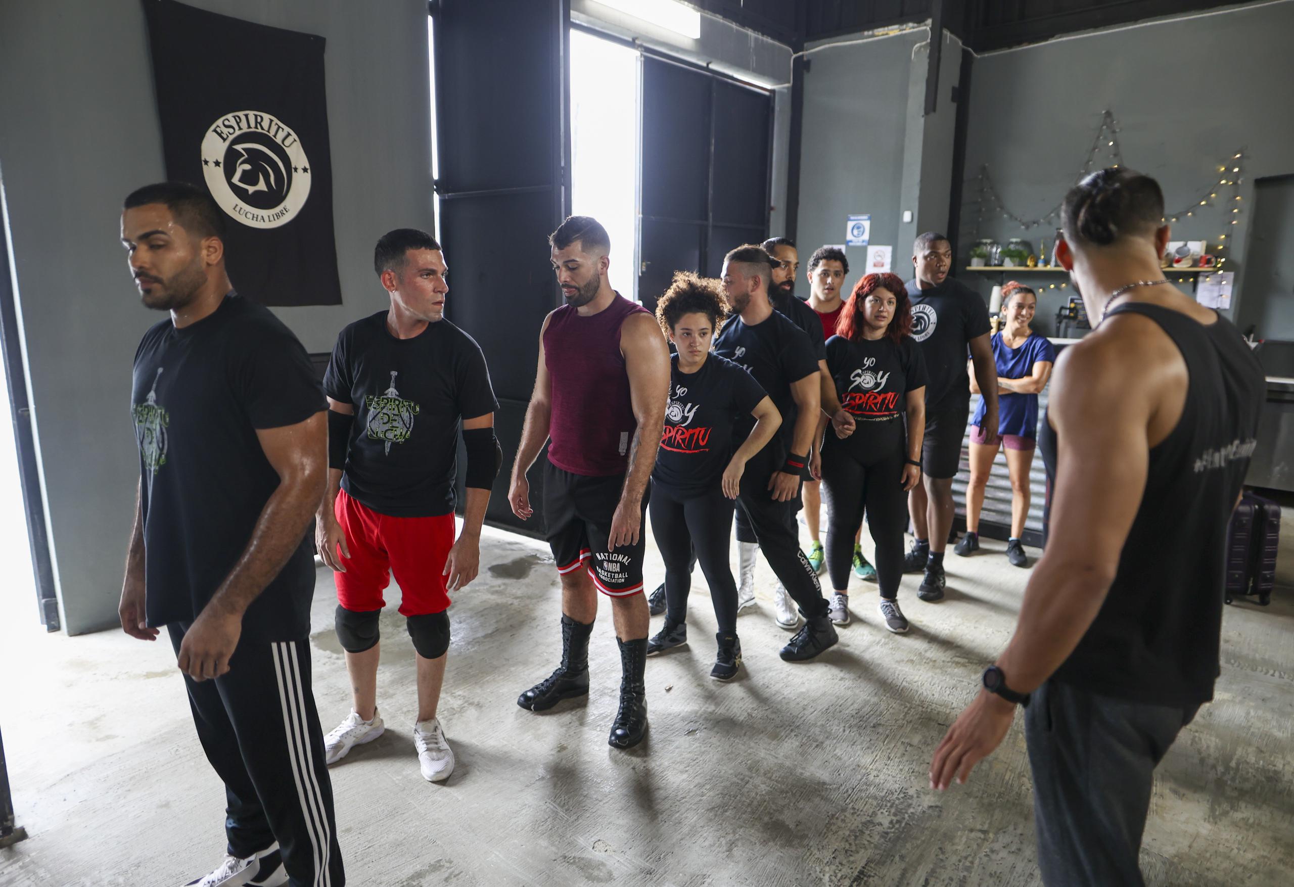 El luchador profesional, Mike Mendoza, enseña técnicas a un grupo en su academia Espíritu Pro Wrestling Dojo en la urbanización Valencia en Río Piedras.