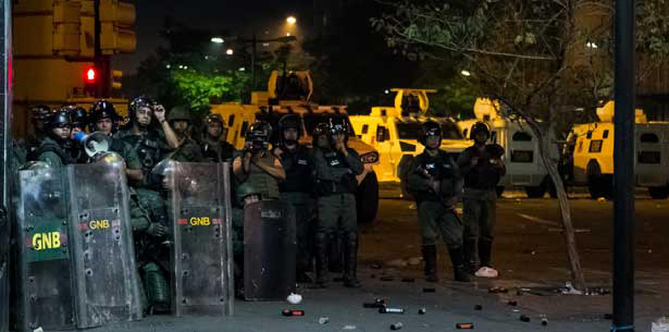 Según la versión digital del diario La Verdad de Maracaibo, Annese, estudiante de 33 años de Ciencias Políticas, murió por balas disparadas supuestamente por agentes policiales que poco antes del amanecer llegaron al lugar para levantar la barricada. (Miguel Gutierrez / Agencia EFE)