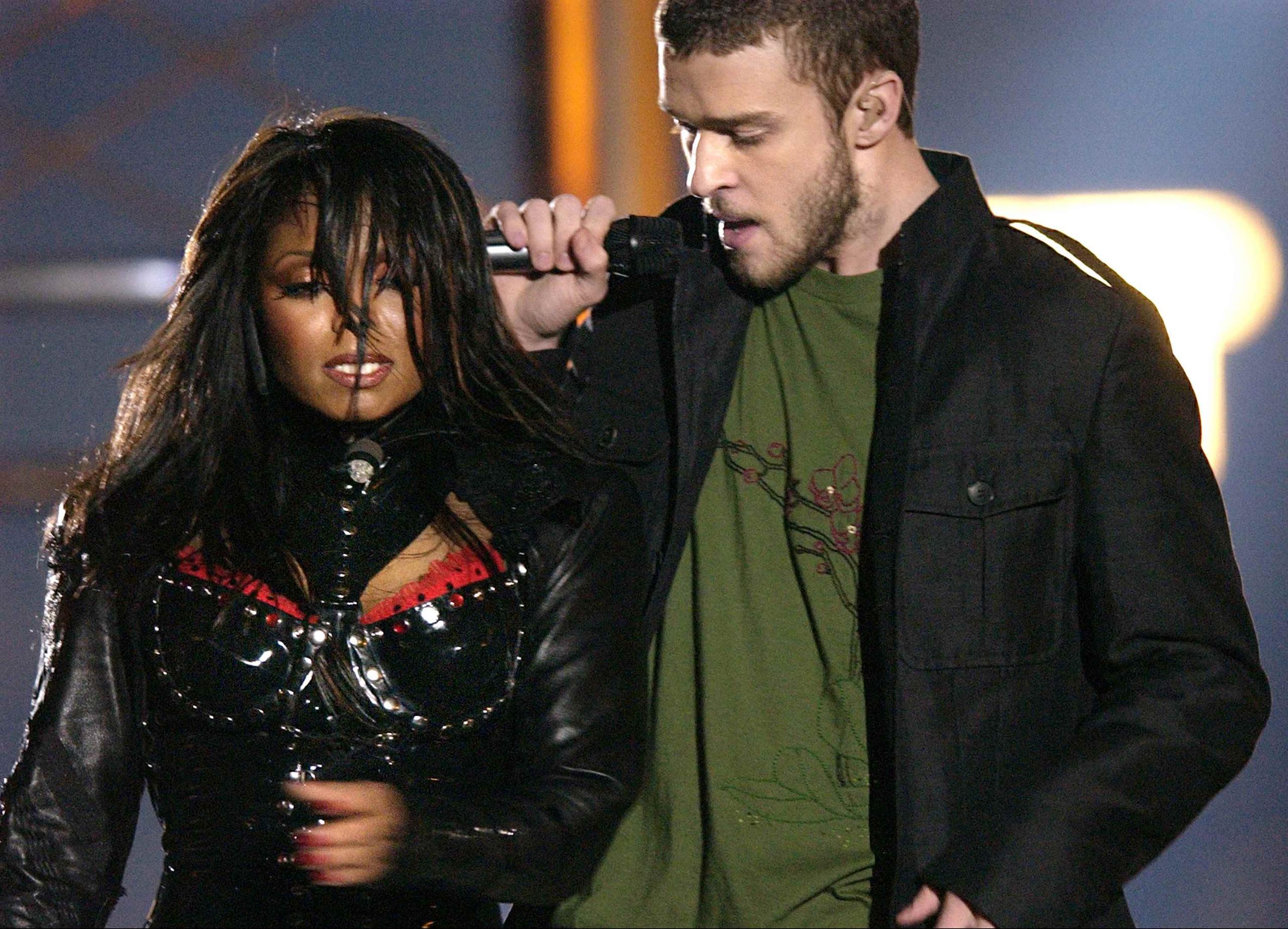 En esta foto de 2004, Justin Timberlake y Janet Jackson durante su actuación en el medio tiempo del Super Bowl en Houston.  (AP)