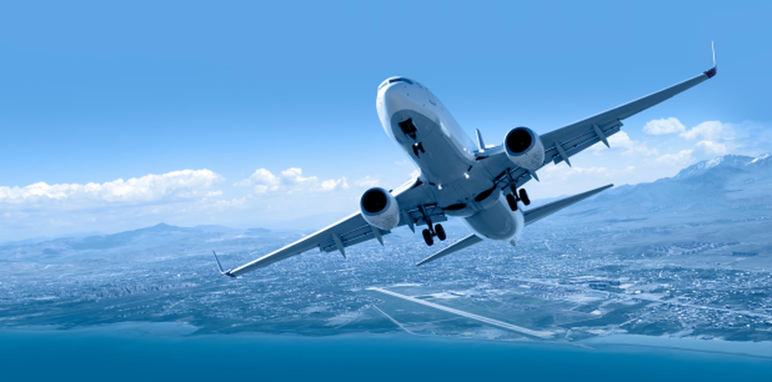 Los primeros o últimos vuelos del día suelen ser más económicos. (Shutterstock)