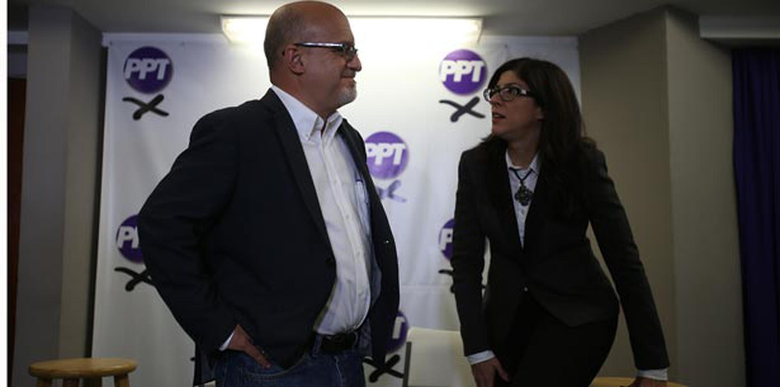 Rafael Bernabe conversa con la candidata del PPT a la comisaría residente Mariana Nogales. (jose.candelaria@gfrmedia.com)