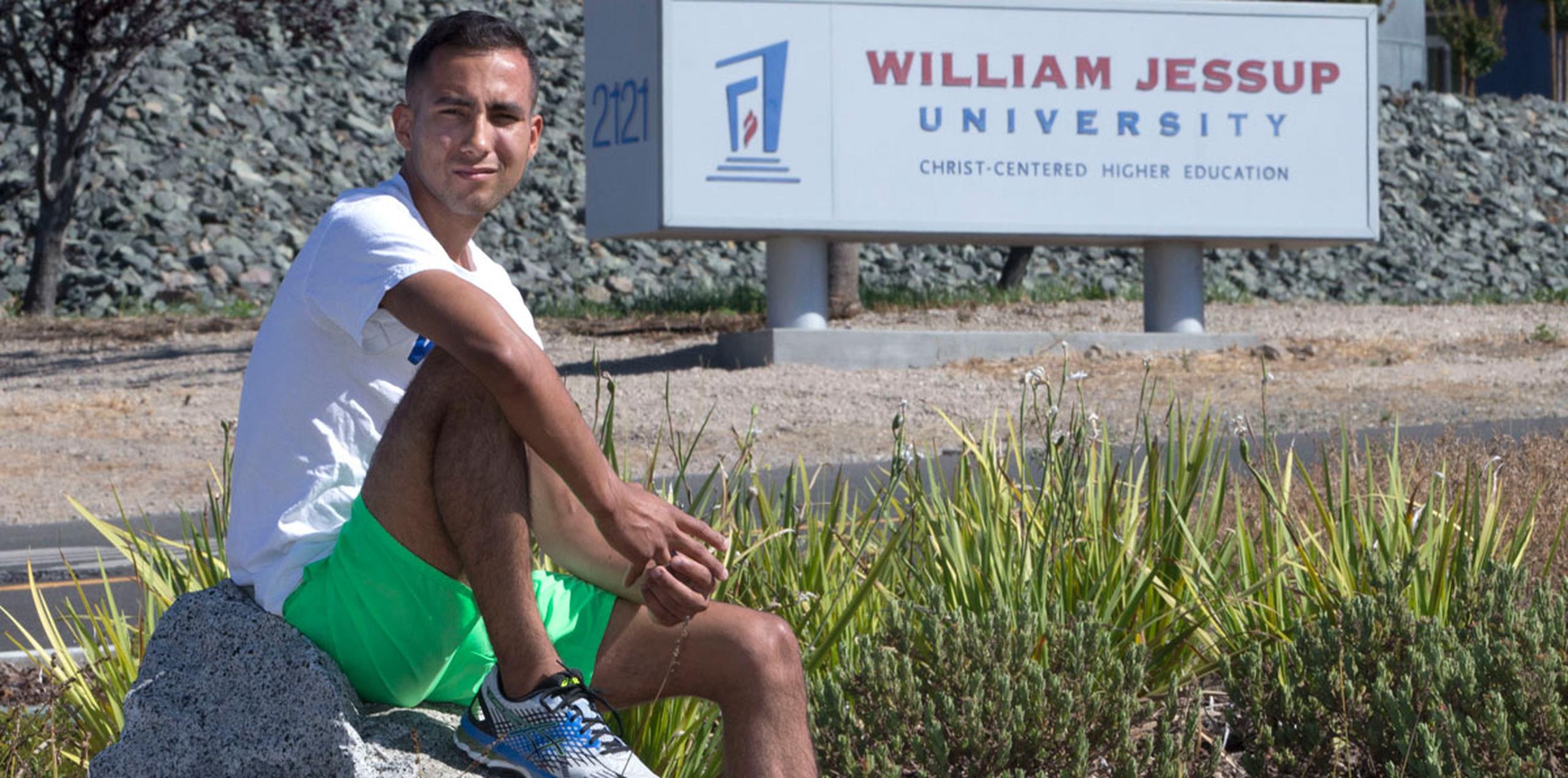 Anthony Villarreal fue un miembro del equipo de pista y campo de William Jessup University hasta que -según él - lo expulsaron por ser homosexual. (AP)