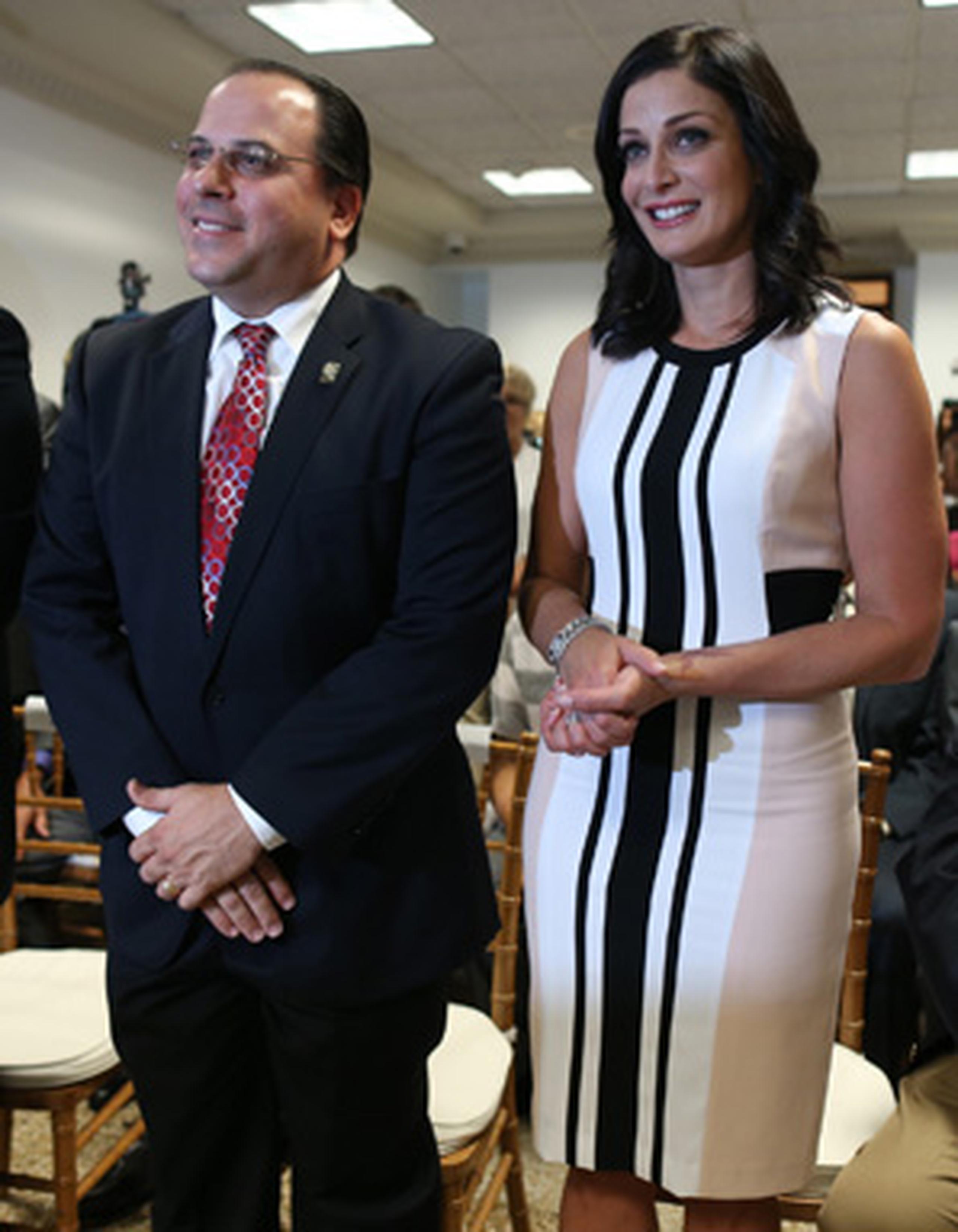 El presidente de la Cámara de Representantes, Jaime Perelló, junto a Dayanara Torres durante el homenaje que se le rindió a la ex Miss Universe en el día de hoy. (vanessa.serra@gfrmedia.com)