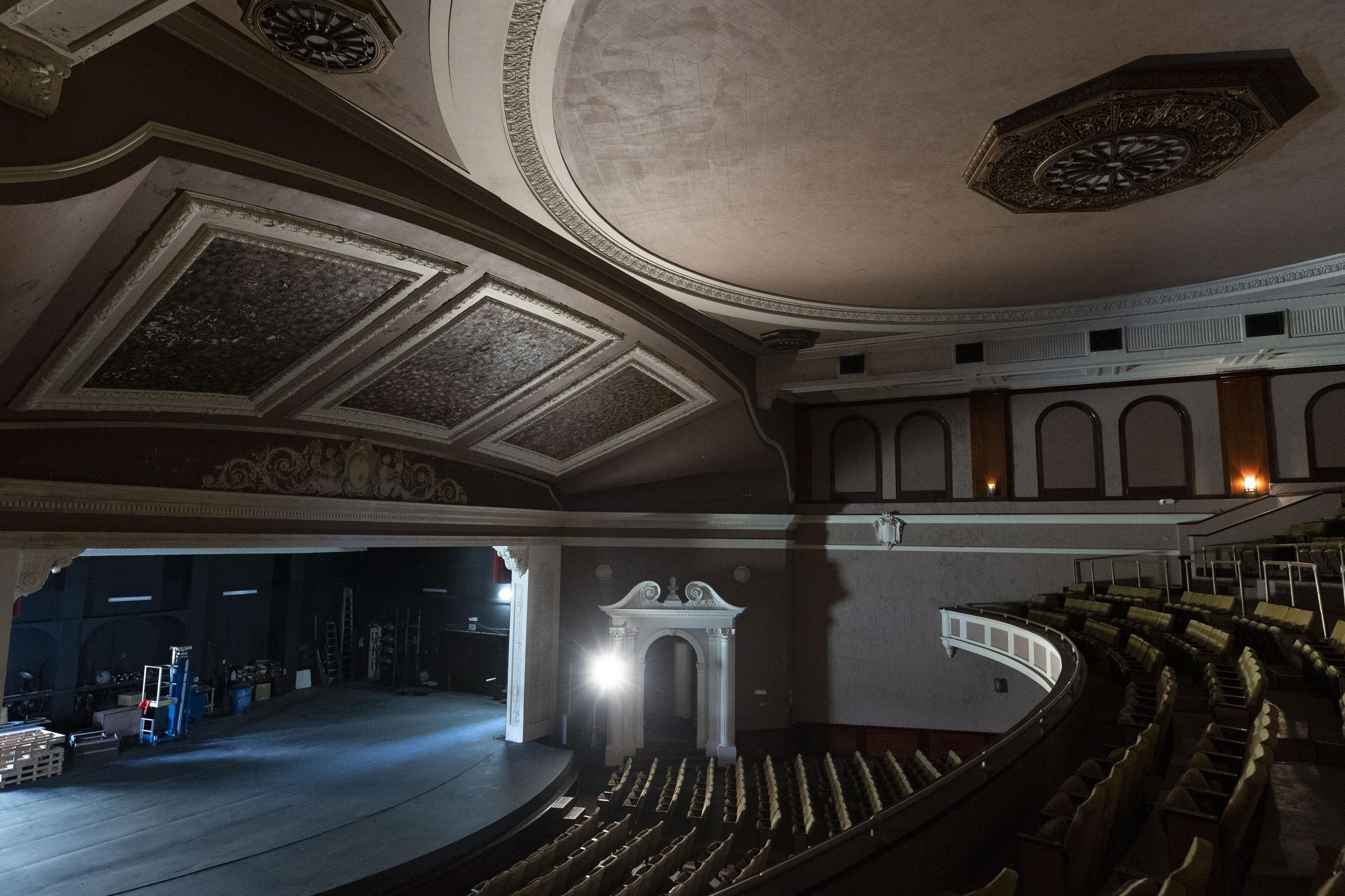 El teatro sufrió daños en el interior debido en su mayoría a las filtraciones de agua causadas por el huracán María (2017).