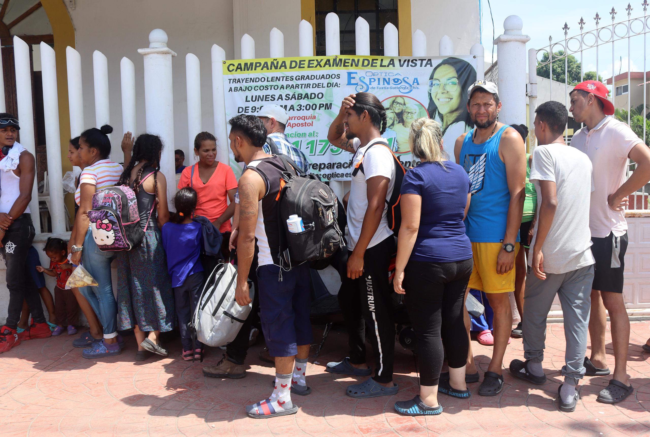 Un grupo de migrantes hace fila para recibir alimentos en Tapachula, estado de Chiapas.