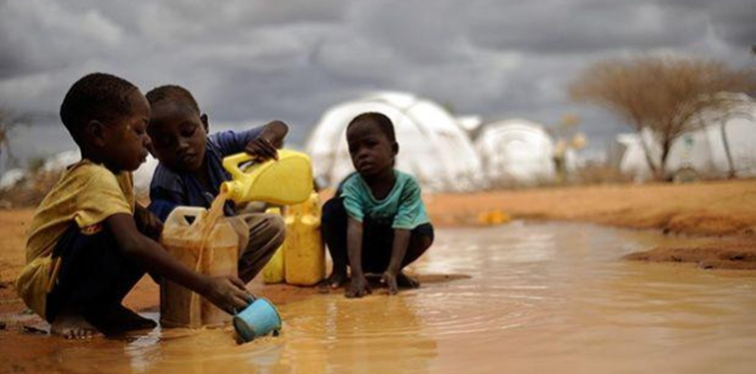 Niños buscan agua en el campo de refugiados de Dadaab (Kenia), el más grande del mundo. Los 10 países con el mayor índice de extrema pobreza son del África subsahariana. (GDA)