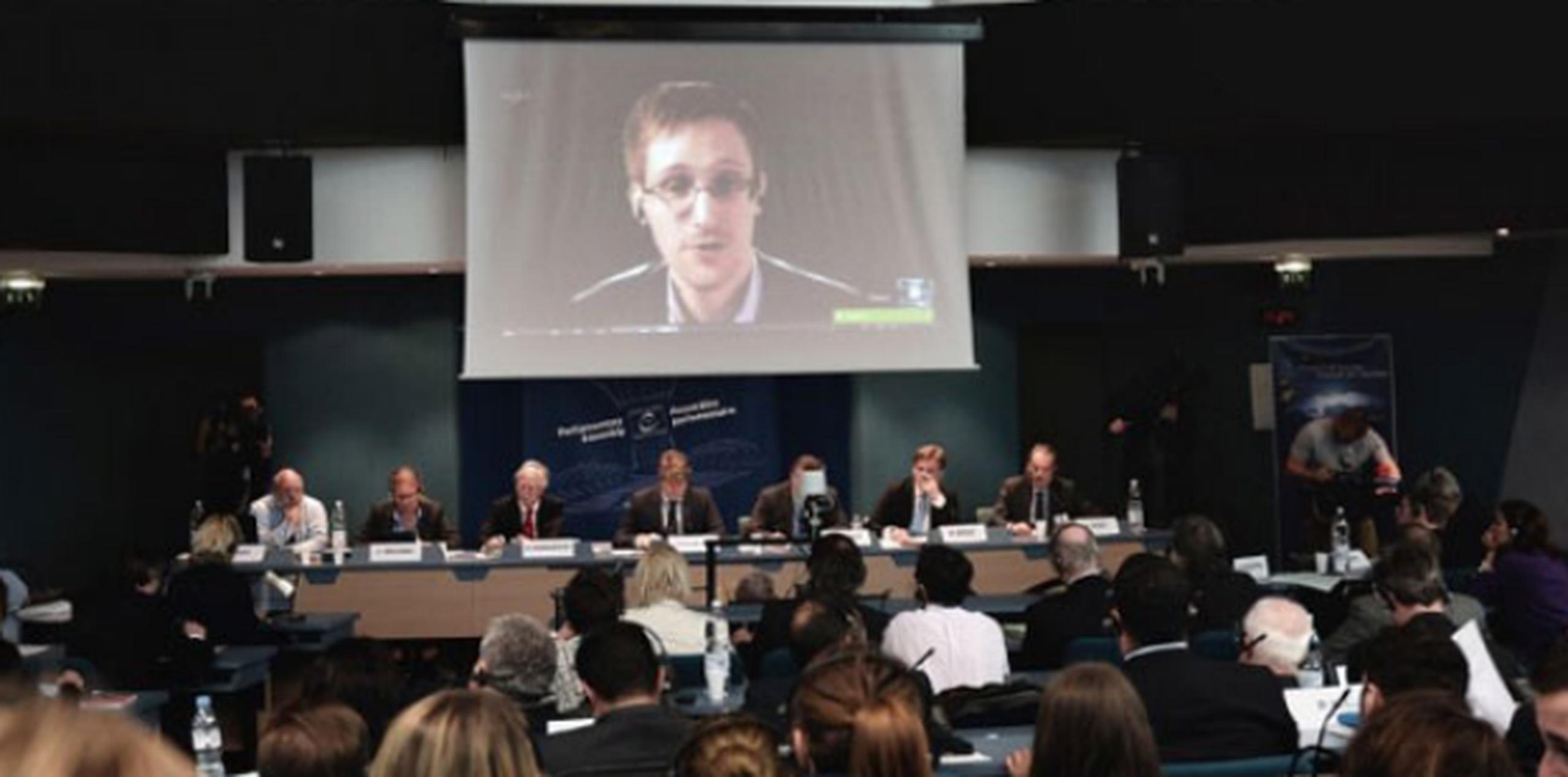 El exespía estadounidense Edward Snowden habla por videoconferencia desde Rusia ante la Asamblea Parlamentaria del Consejo de Europa. (AFP)