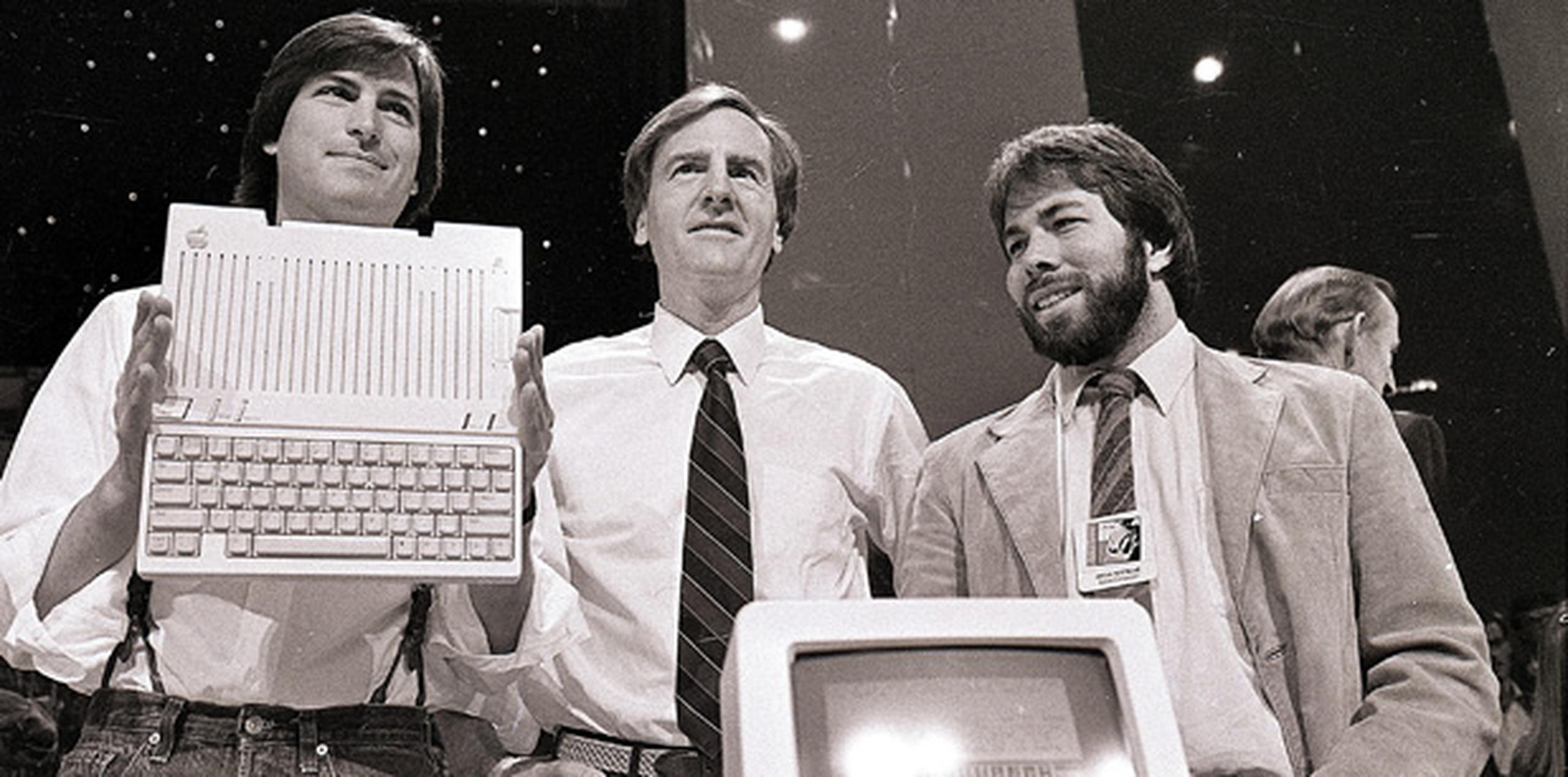 El presidente de Apple, Steve Jobs, el CEO, John Sculley, y el cofundador de la empresa, Steve Wozniak, presentan la Apple IIc en San Francisco en 1984. (AP)