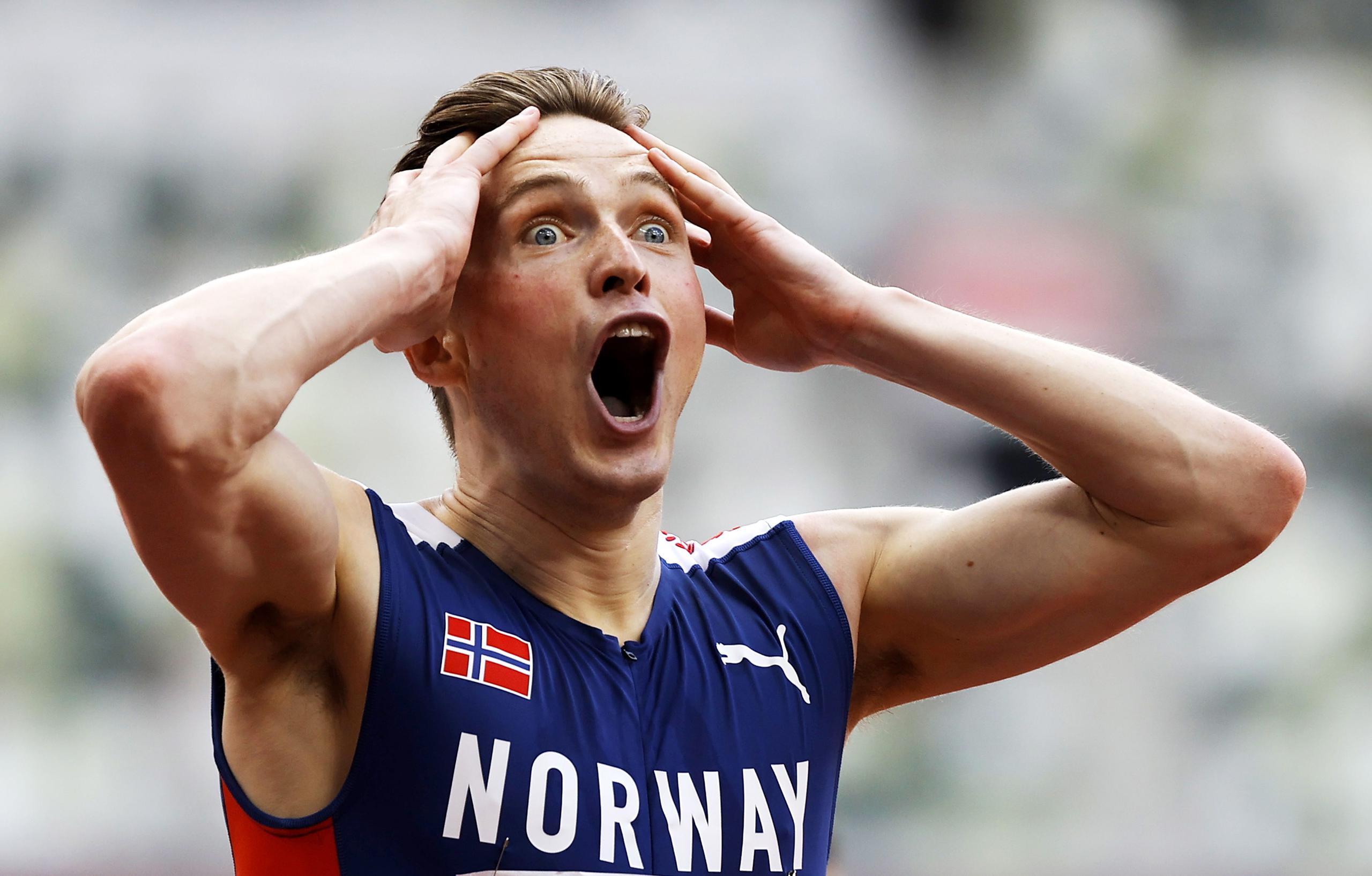 El noruego Karsten Warholm se muestra sorprendido al cruzar la meta de los 400 metros con vallas y enterarse de que rompió su propio récord mundial.
