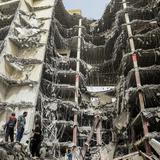 Aumentan a 28 las víctimas fatales en derrumbe de edificio en Irán