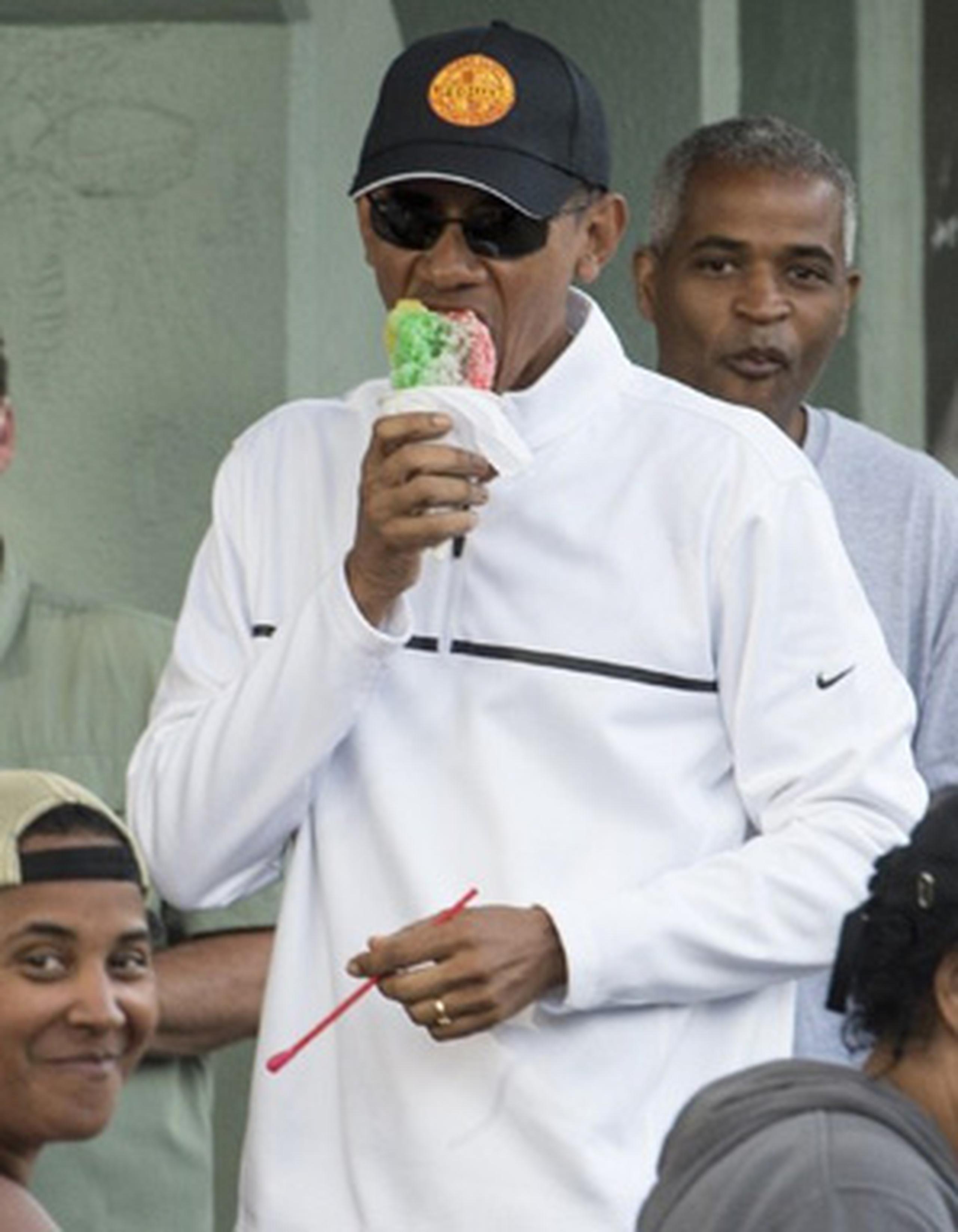 Vestido con ropa informal, Obama pidió su helado con sirope de melón, cereza y lilikoi. Lilikoi es el término local para referirse a la fruta de la pasión. (AFP)