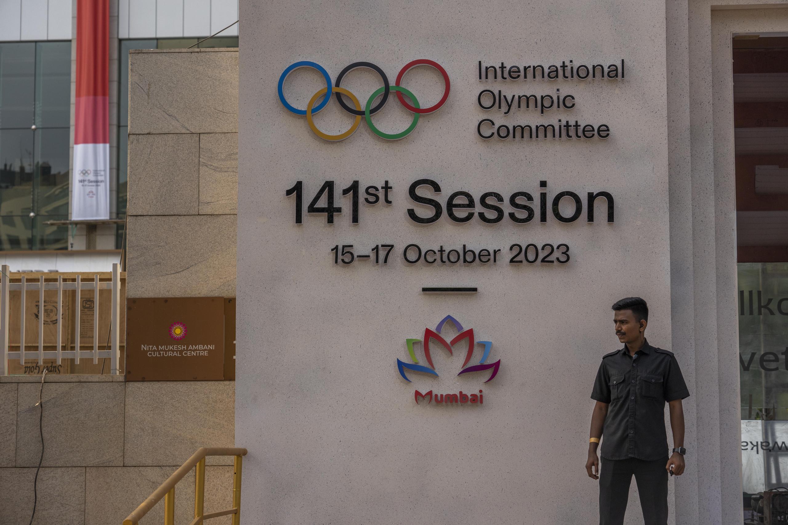 Un agente de seguridad en la entrada del escenario donde se realiza la sesión 141 sesión del Comité Olímpico Internacional, el jueves 12 de octubre de 2023, en Mumbai, India. (AP Foto/Rafiq Maqbool)