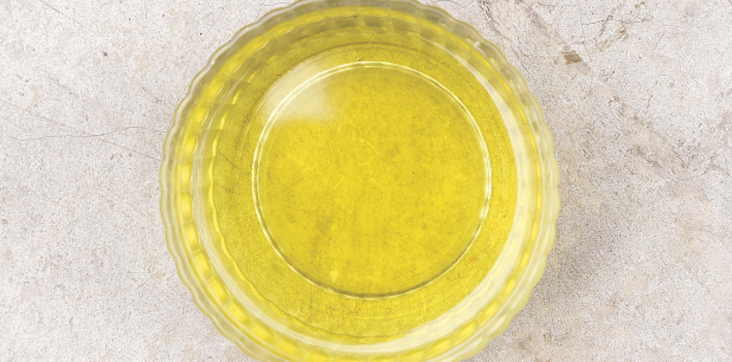 Usado en forma casera puede sustituir a los cosméticos tradicionales. Al probarlo en uñas, los baños de aceite de oliva resultaron el mejor fortalecedor y el más barato para las uñas quebradizas. (Archivo)