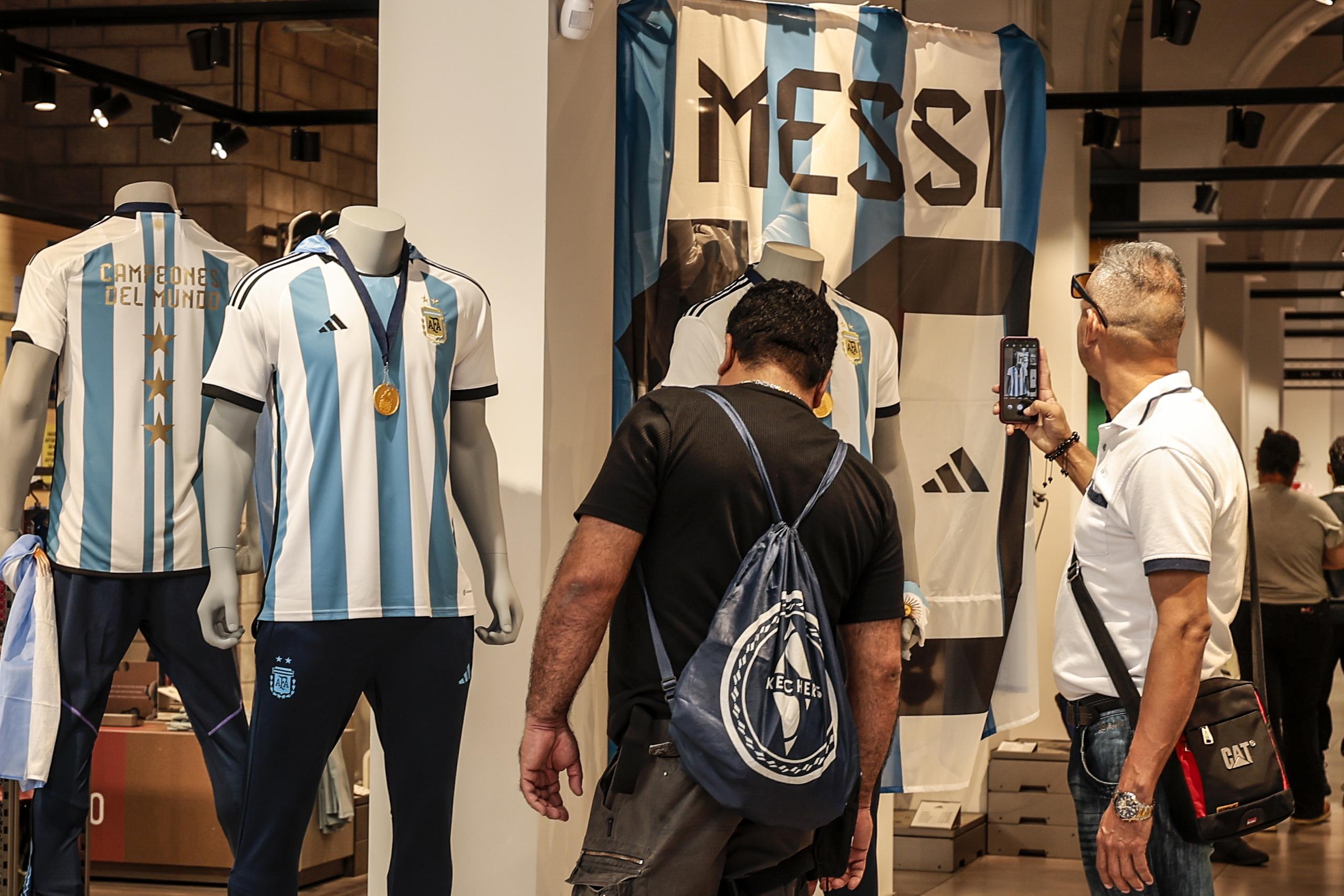 Aficionados de la selección argentina de fútbol acuden a una tienda a comprar la nueva camiseta de la selección con las tres estrellas y el escudo de campeones del mundo, hoy, en Buenos Aires (Argentina). EFE/ Juan Ignacio Roncoroni
