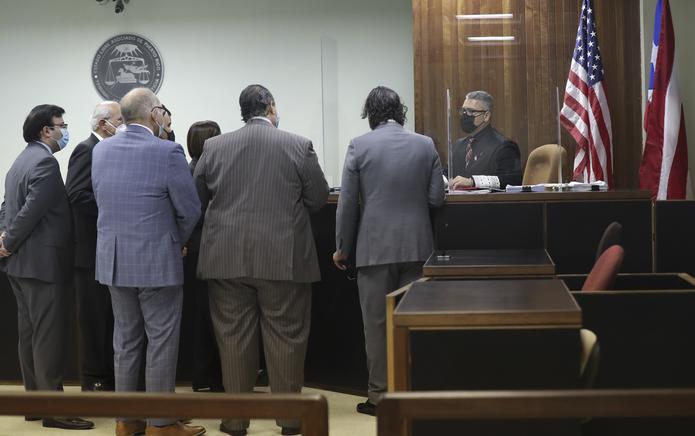 Los abogados se reúnen con el juez Anthony Cuevas en el caso de Manuel Natal vs. Miguel Romero.