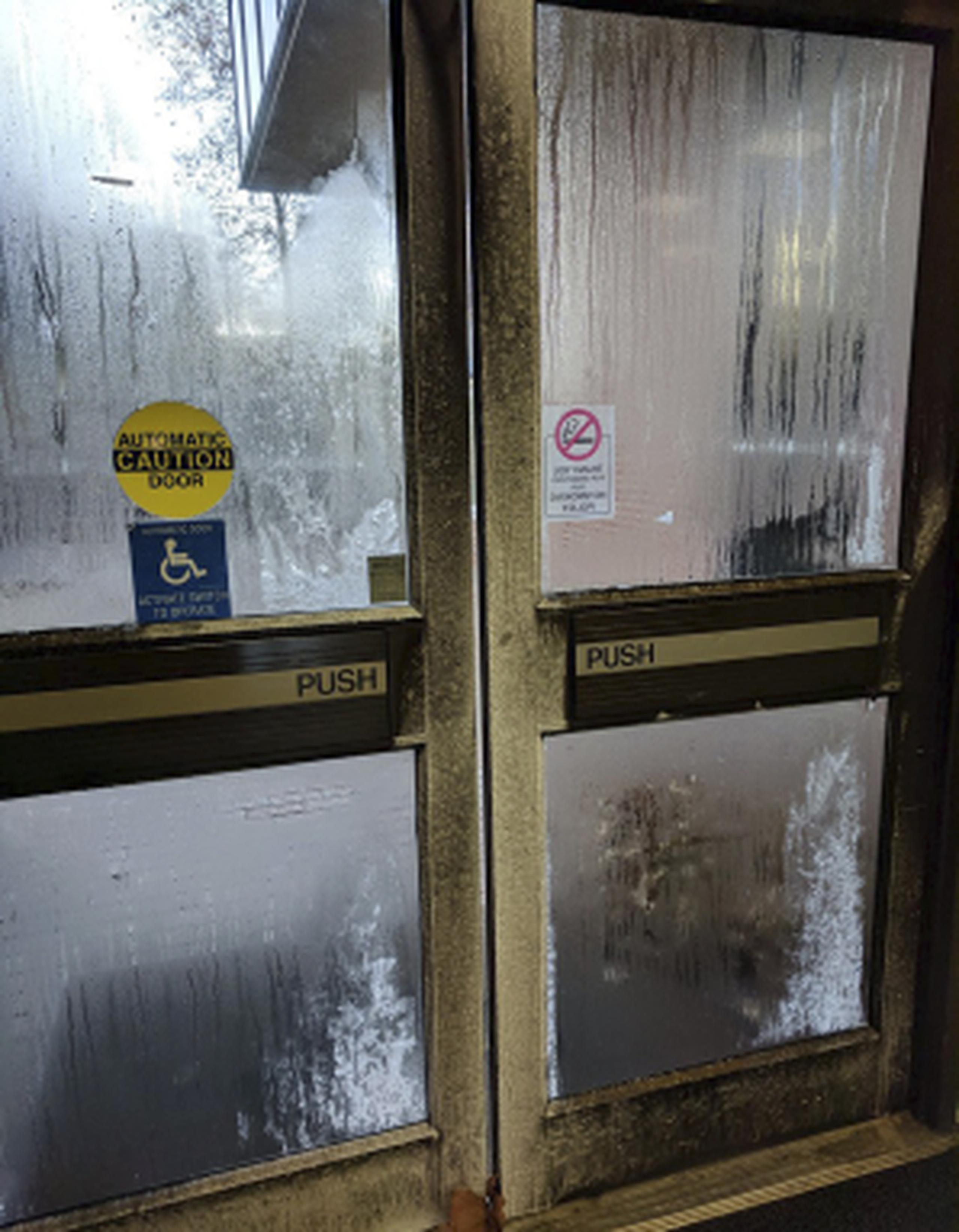 Condensación cubre una puerta exterior de la Universidad Estatal de Tennessee. (Rebecca Miller vía AP)