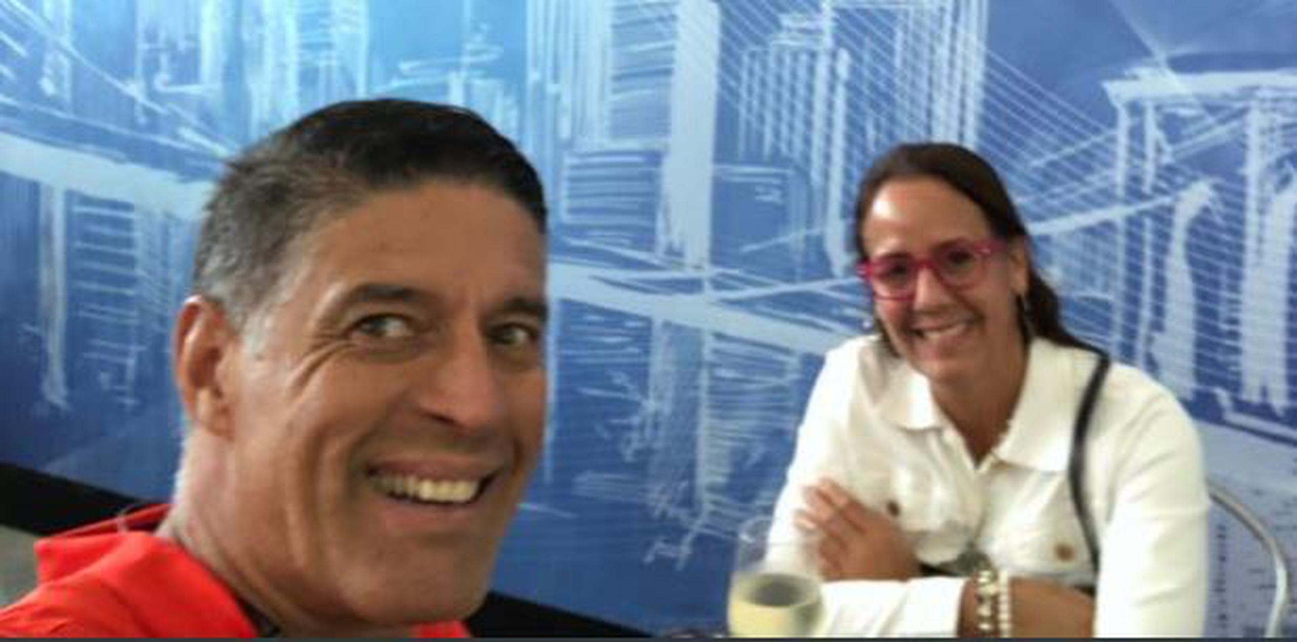 El ex jugador del Equipo Nacional boricua viajó ayer junto a su esposa Sylvia Ríos. En la foto durante la escala que hicieron en Nueva York. (Twitter)