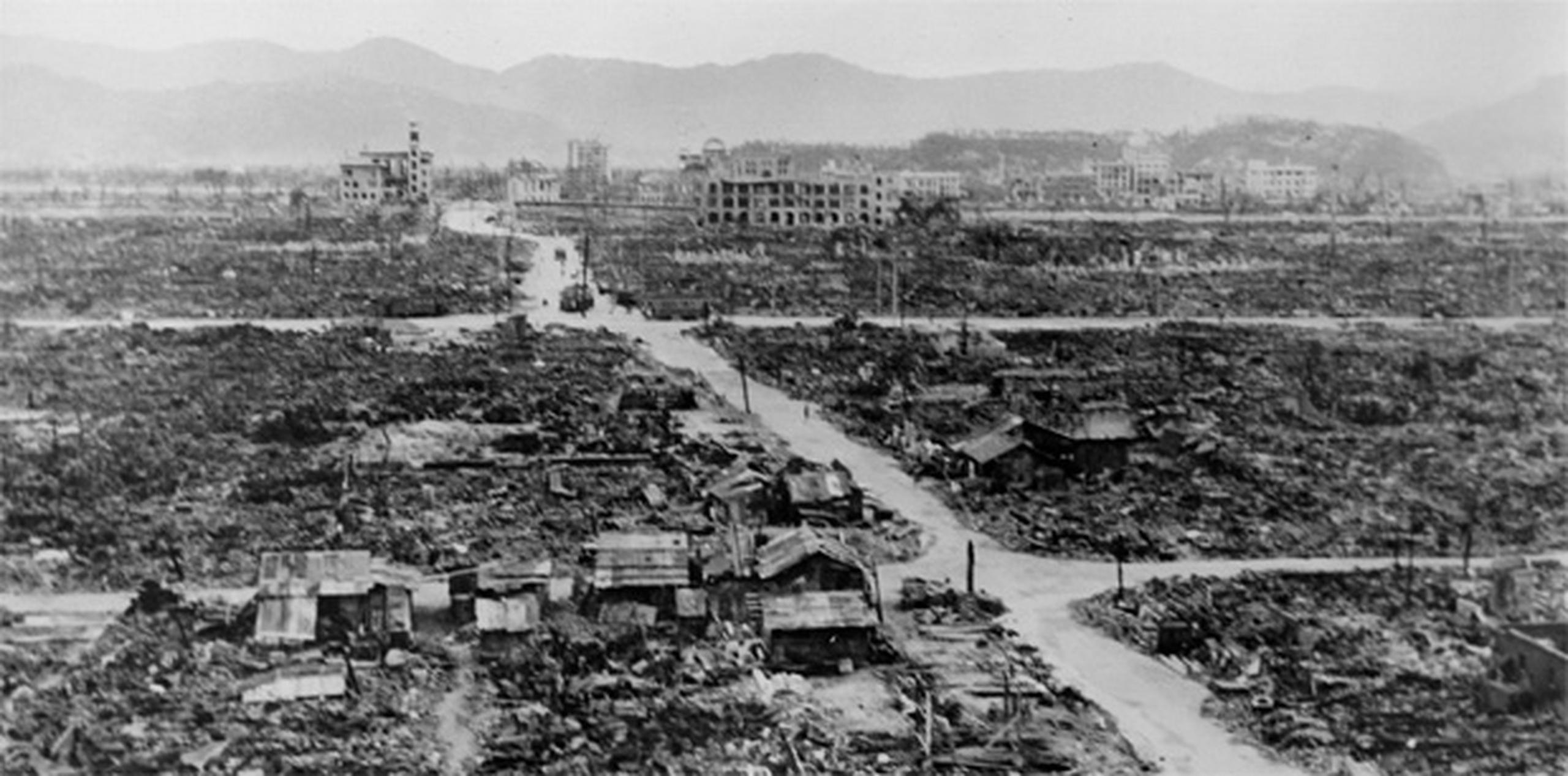 Más de 74,000 personas perecieron en el acto y otras 63,000 murieron posteriormente por la radiación y las heridas causadas por la explosión de la bomba atómica.