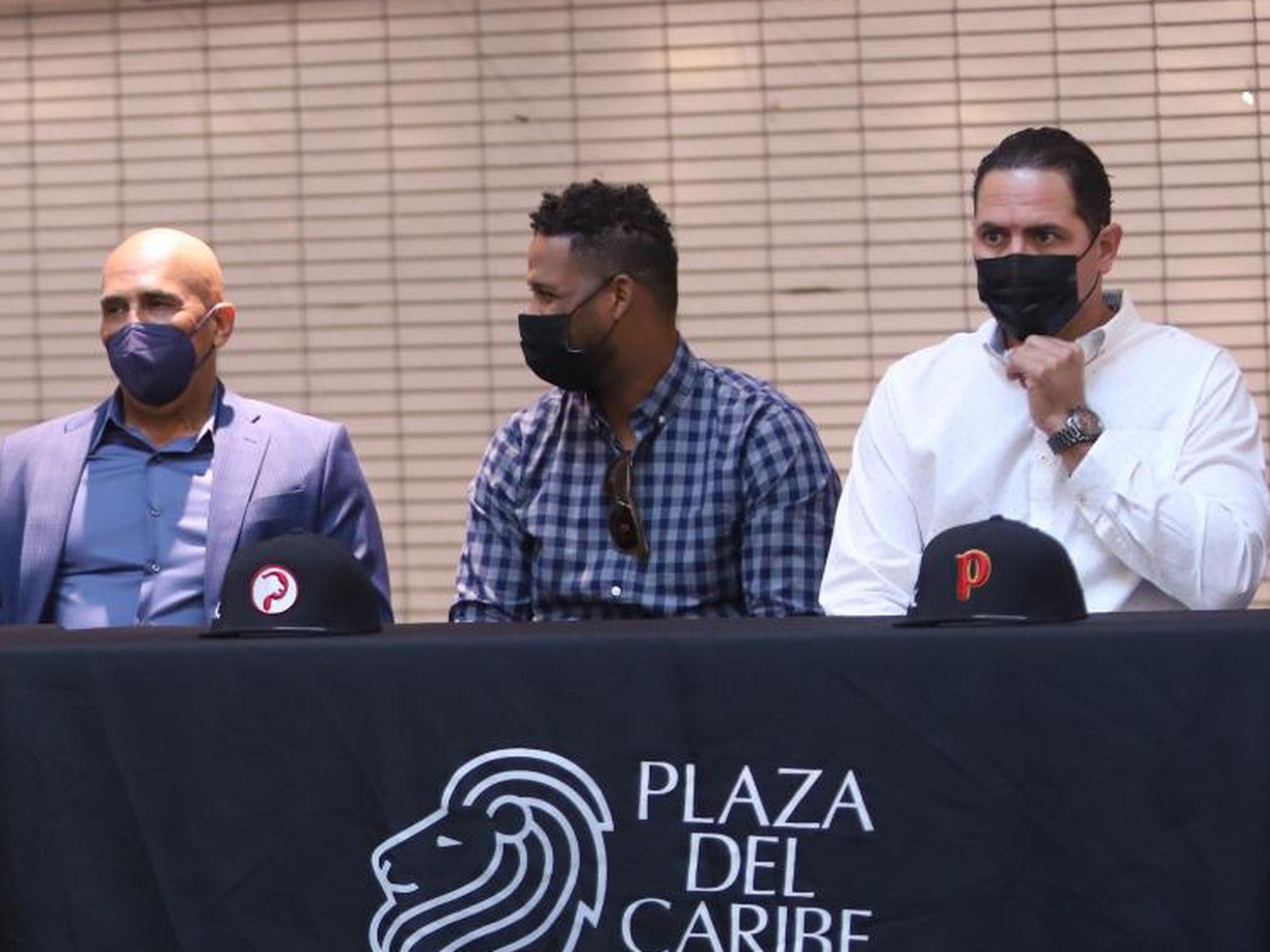 Giancarlo Alvarado, a la derecha, y Andy González, al centro, serán parte del grupo técnico de Edwin Rodríguez, a la izquierda.