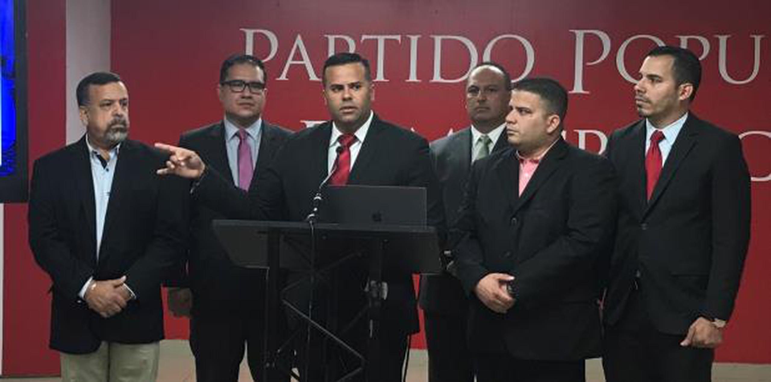 Cruz Burgos, al centro, tiene una multa de $3,000 de la Oficina del Contralor Electoral, según el liderato de la Palma. (suministrada)