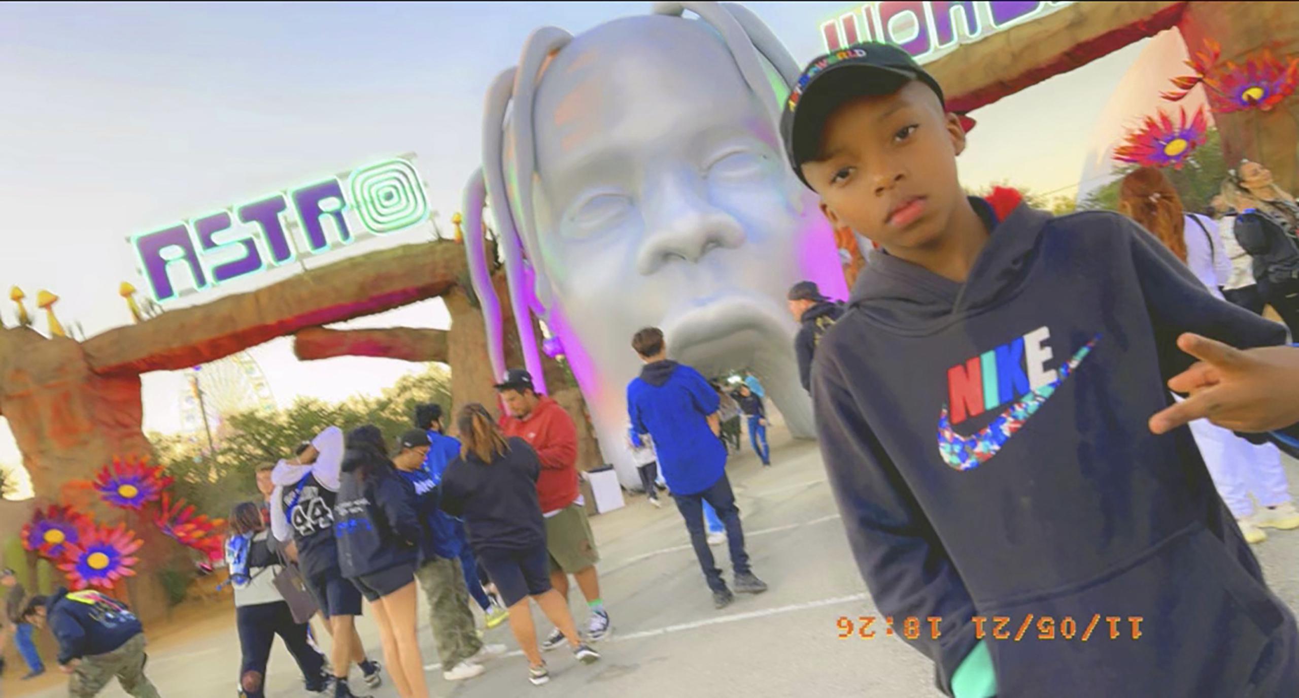 En esta foto proporcionada por Taylor Blount, Ezra Blount, de 9 años, posa afuera del festival de música Astroworld en Houston. Ezra salió herido de una oleada de la multitud durante el concierto del viernes. (Cortesía de Taylor Blount vía AP)