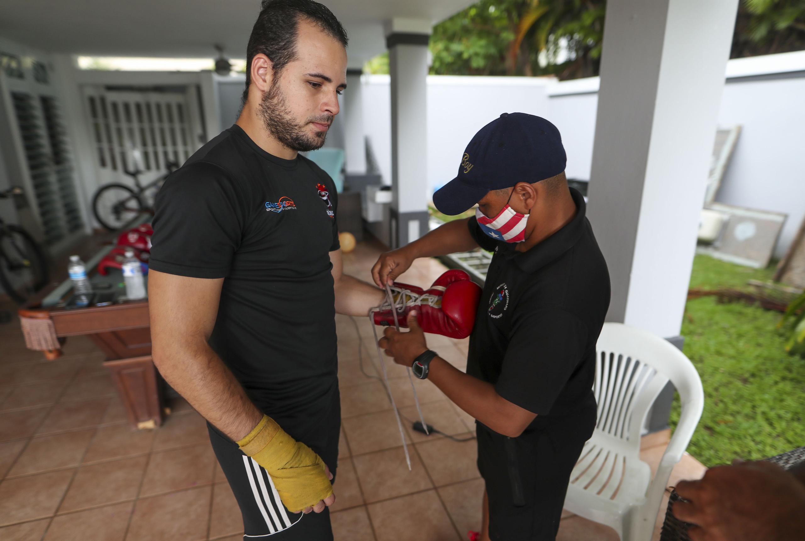 Los cierres de los gimnasios por el coronavirus llevó a Iván Calderón (derecha) optar por hacer algo para ayudar a los púgiles.
