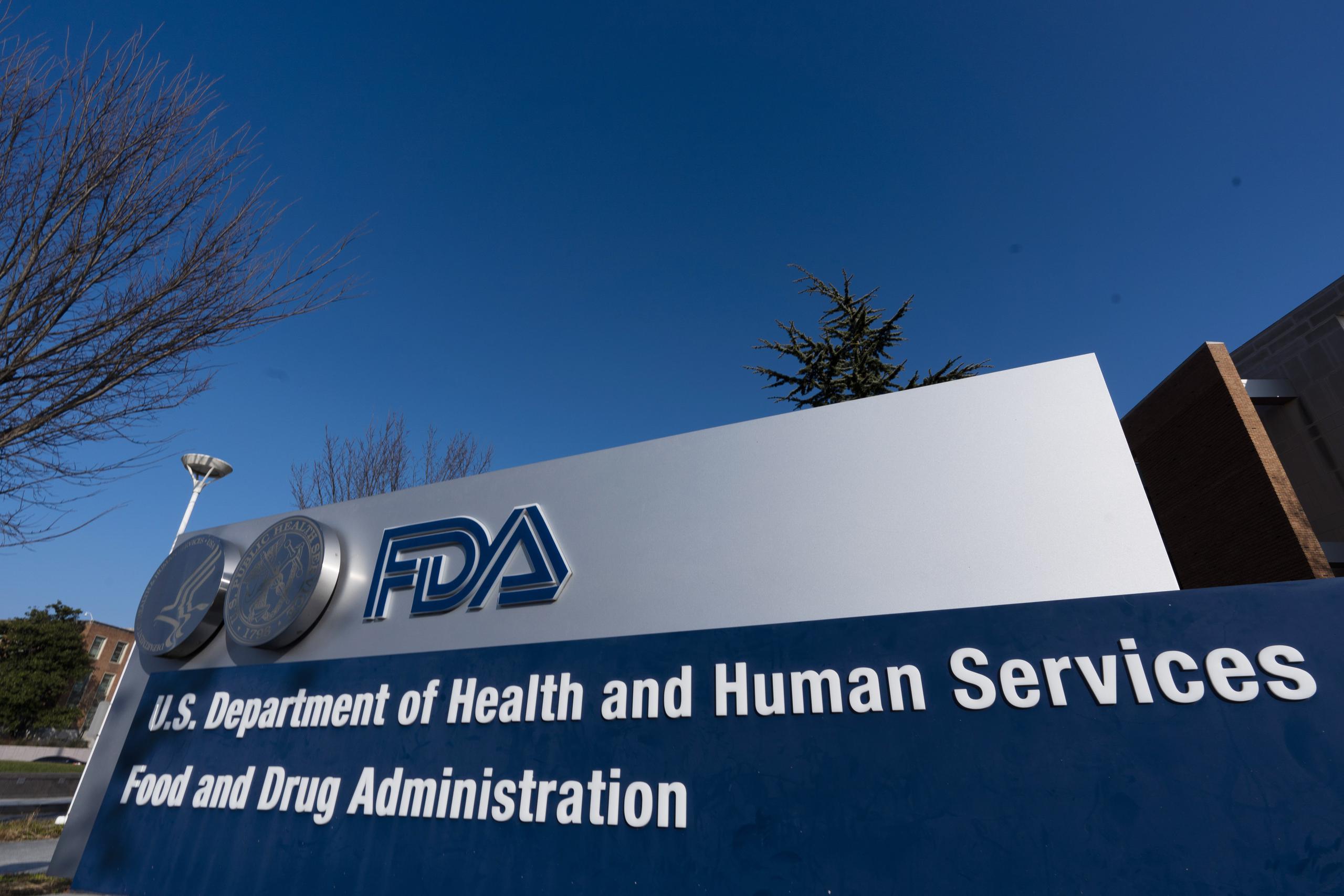 Letrero de la Administración de Alimentos y Medicamentos de Estados Unidos (FDA, por sus siglas en inglés) en sus oficinas centrales en Silver Spring, Maryland. (AP Foto/Manuel Balce Ceneta)