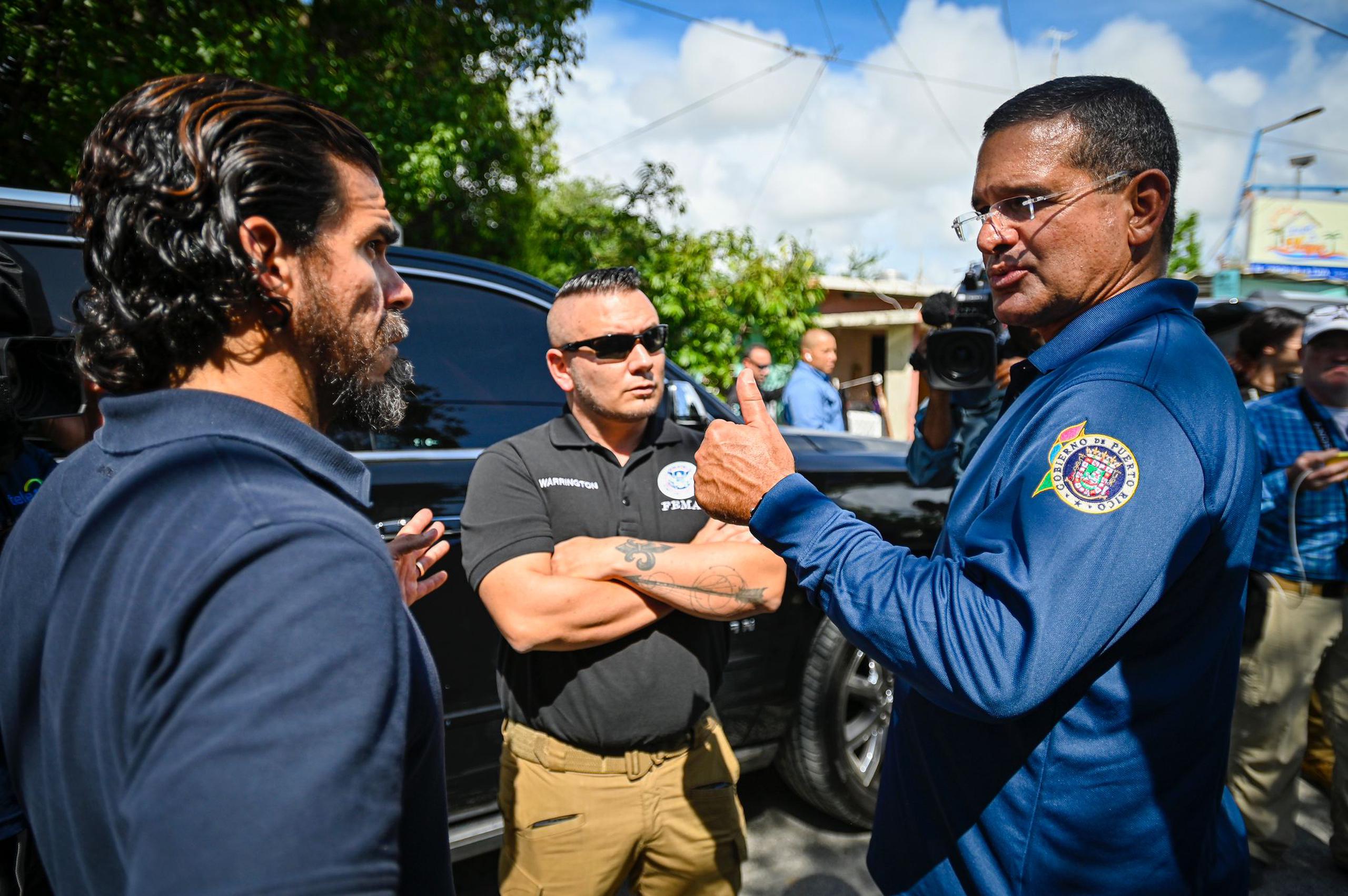 El gobernador Pedro Pierluisi, derecha, conversa con el coordinador de FEMA en Puerto Rico y las Islas Vírgenes, Orlando Olivera, izquierda.
