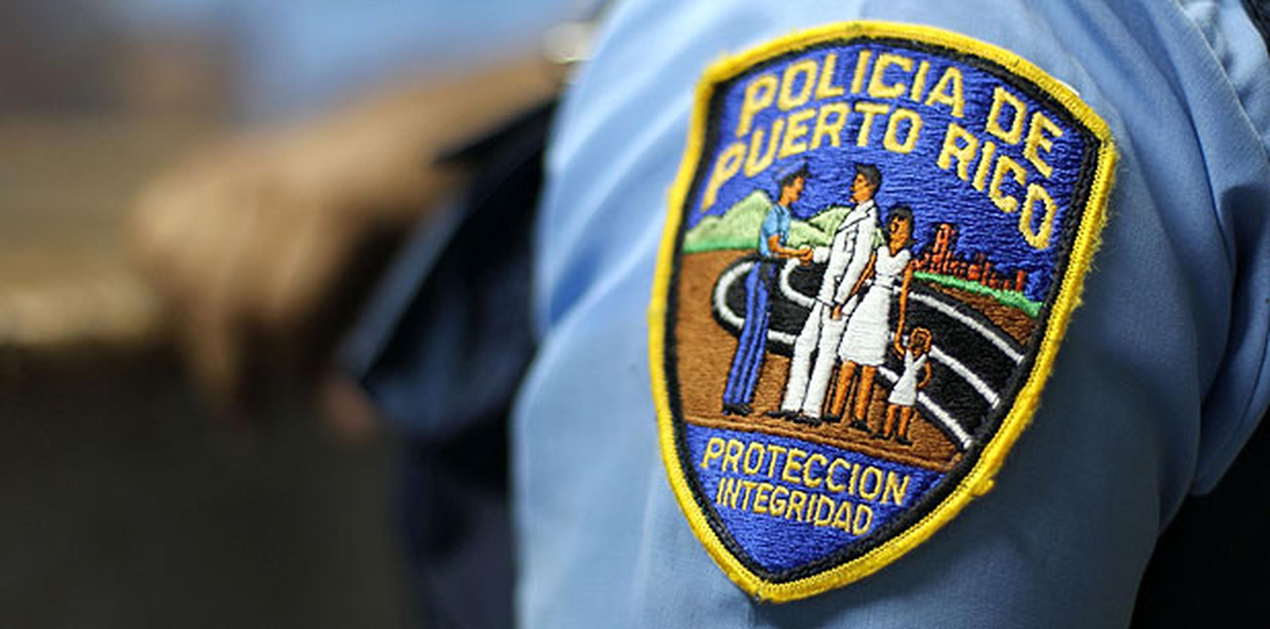 Agentes de Homicidios del Cuerpo de Investigaciones Criminales de Vega Baja trabajan con la pesquisa. (Archivo)