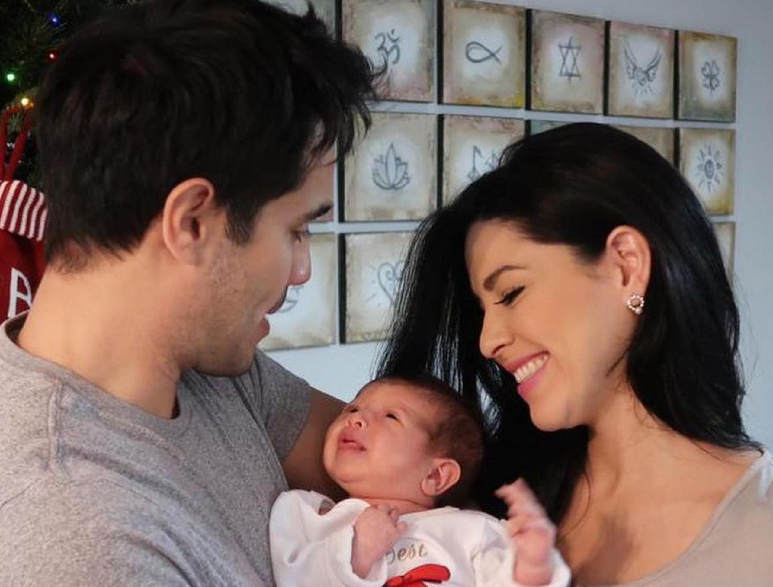 Éktor Rivera y Yara Lasanta compartieron imágenes de su hija recién nacida.