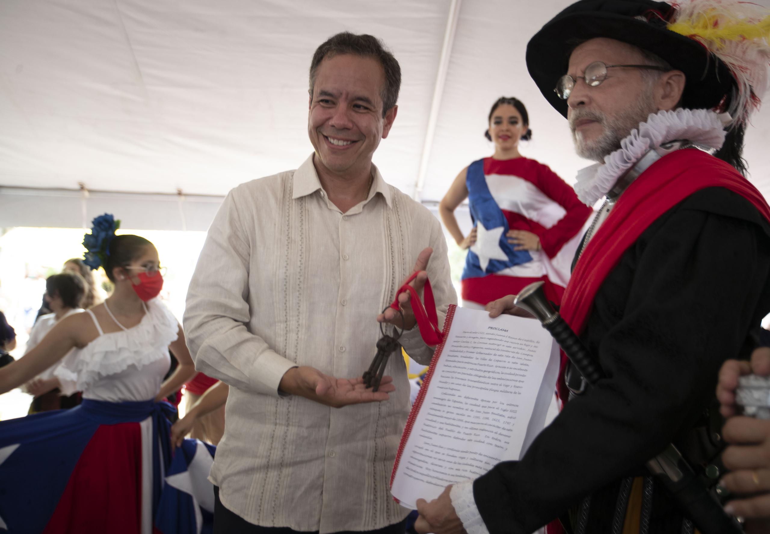 "Juan Ponce de León" le hace entrega simbólica de las llaves al alcalde de San Juan.